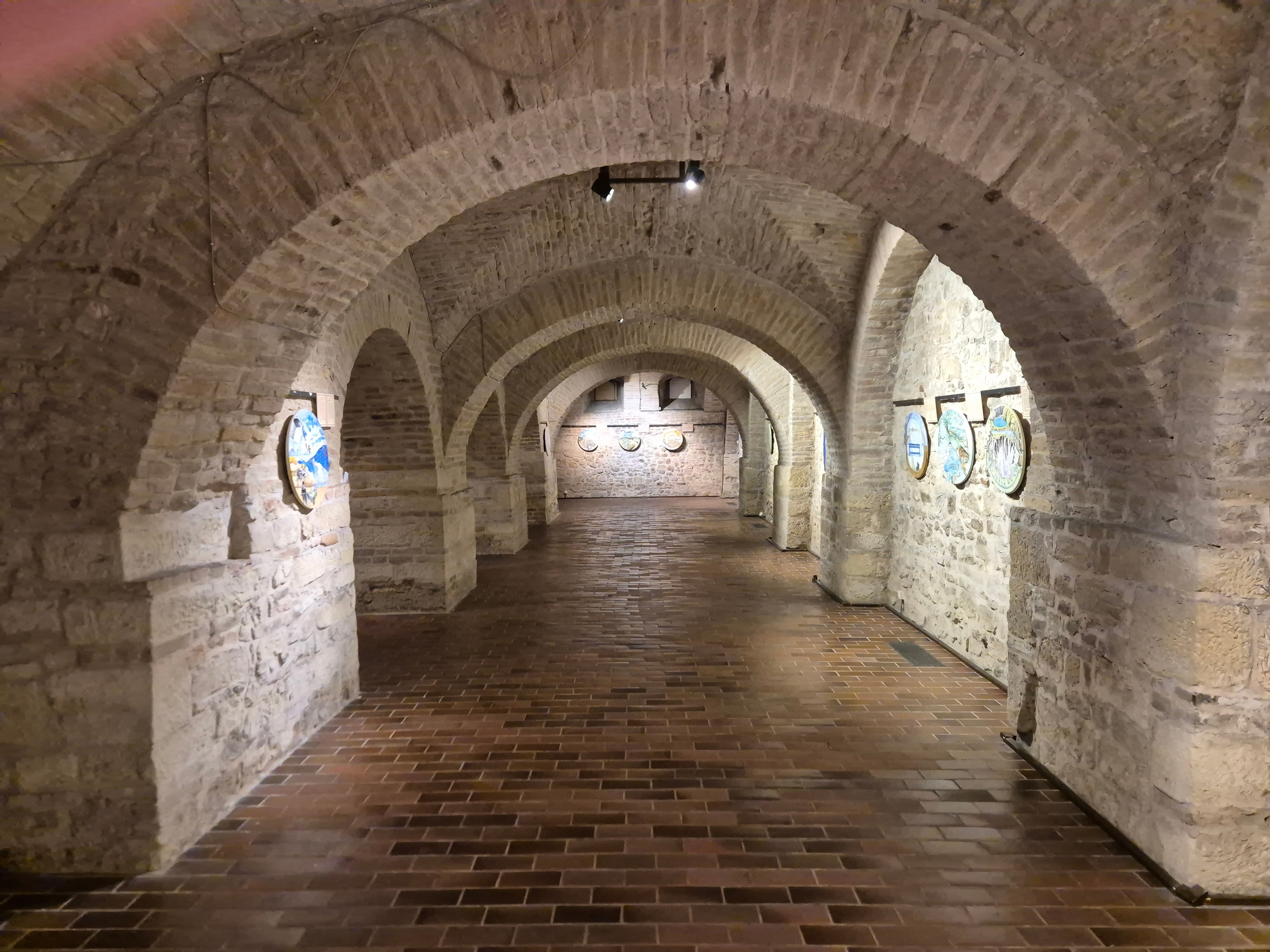 В подвальном помещении выставка работ, посвященная жертвам войны в Югославии. Все картины - круглые и рассказывают историю, которой не случилось...