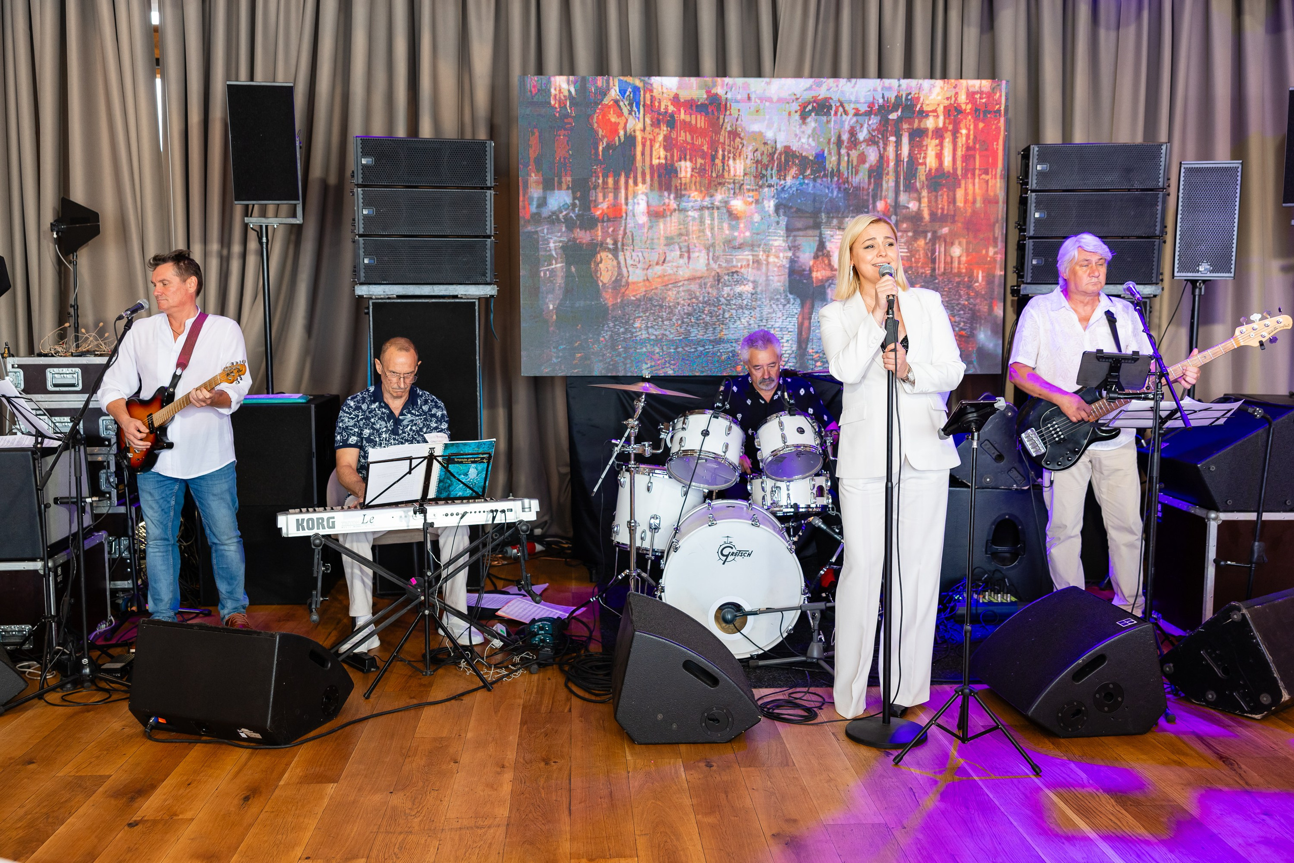 Музыкальная группа дает концерт на корпоративе