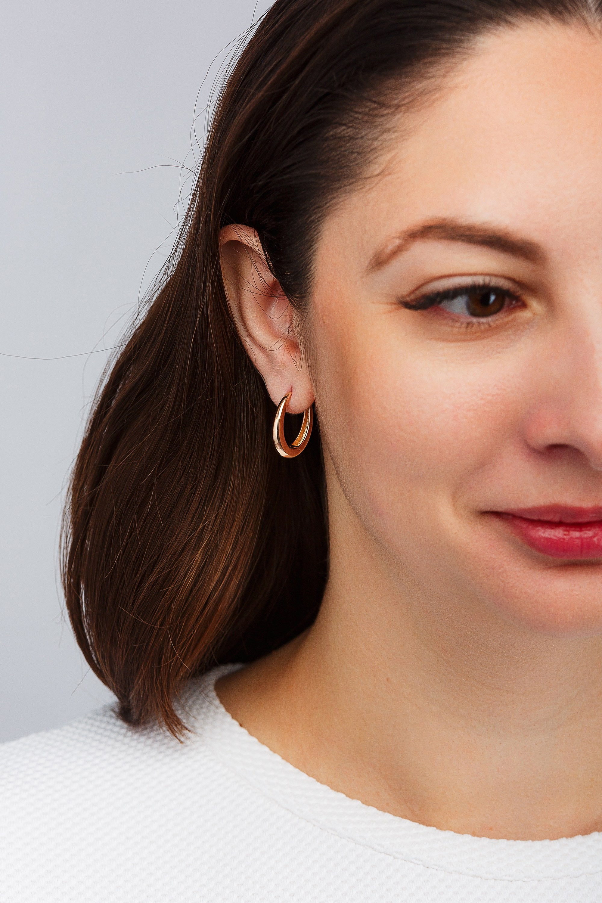 Студийная фотосъемка ювелирных украшений на моделях. Профессиональный фотограф в Санкт-Петербурге. Студийная рекламная фотография. Ювелирный фотограф Сергей Пушкин. Портретная фотосессия. Фото для каталога и маркетплейсов. Фотосъёмка на однородном фоне. Product photographer in Saint-Petersburg, Russia. Gems photo. Фото для сайта. 