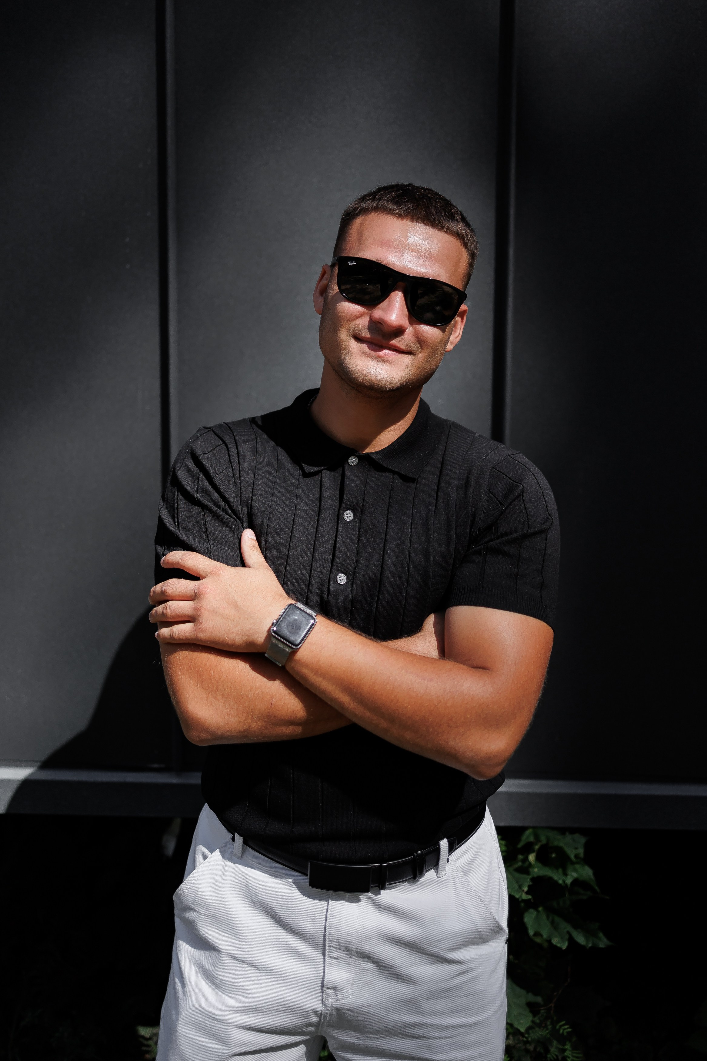 Жених в очках смотрит в кадр и улыбается