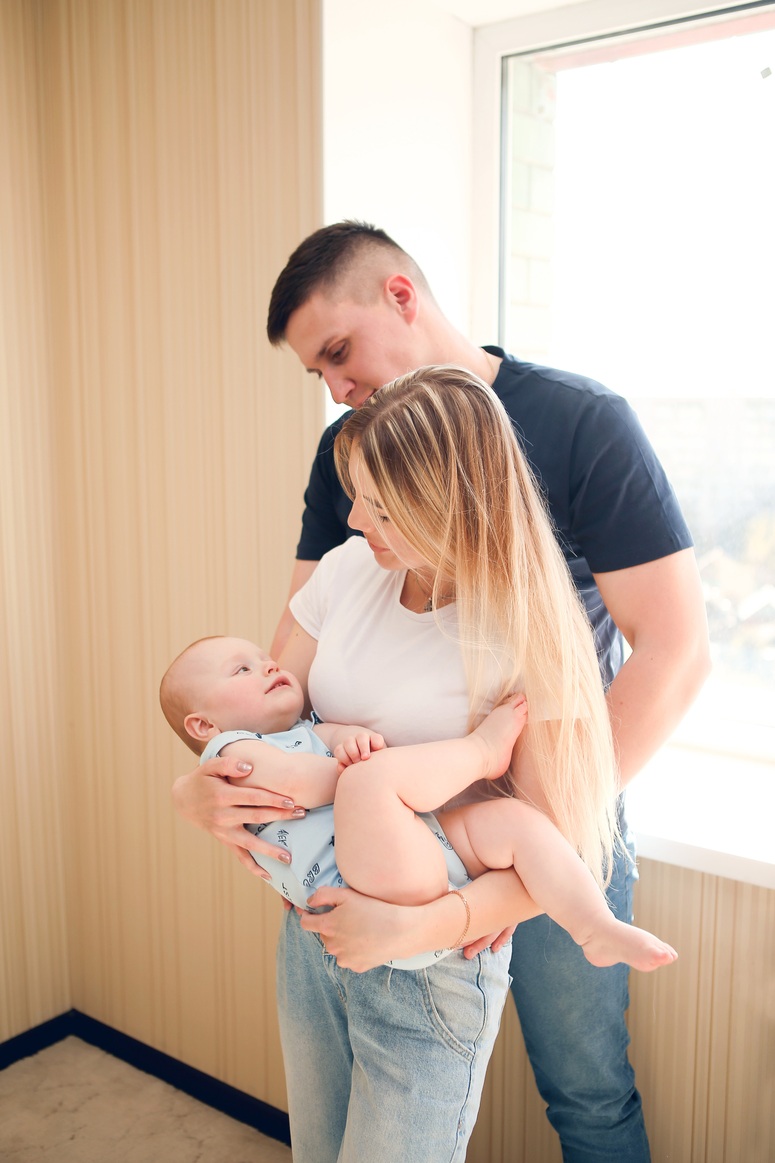 Аня с семьей дома. Свадебный и предметный фотограф Ренат Каламперов