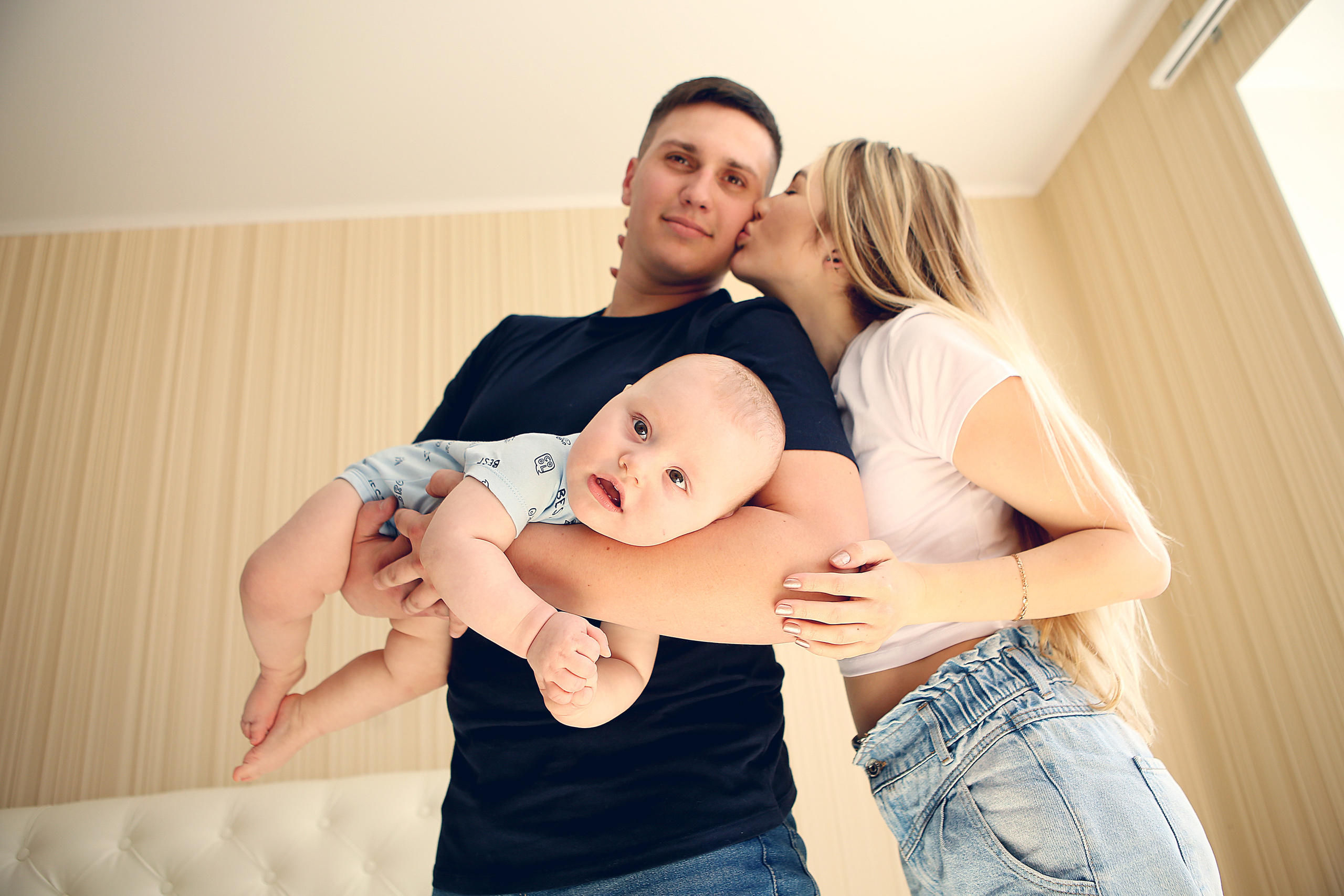 Аня с семьей дома. Свадебный и предметный фотограф Ренат Каламперов