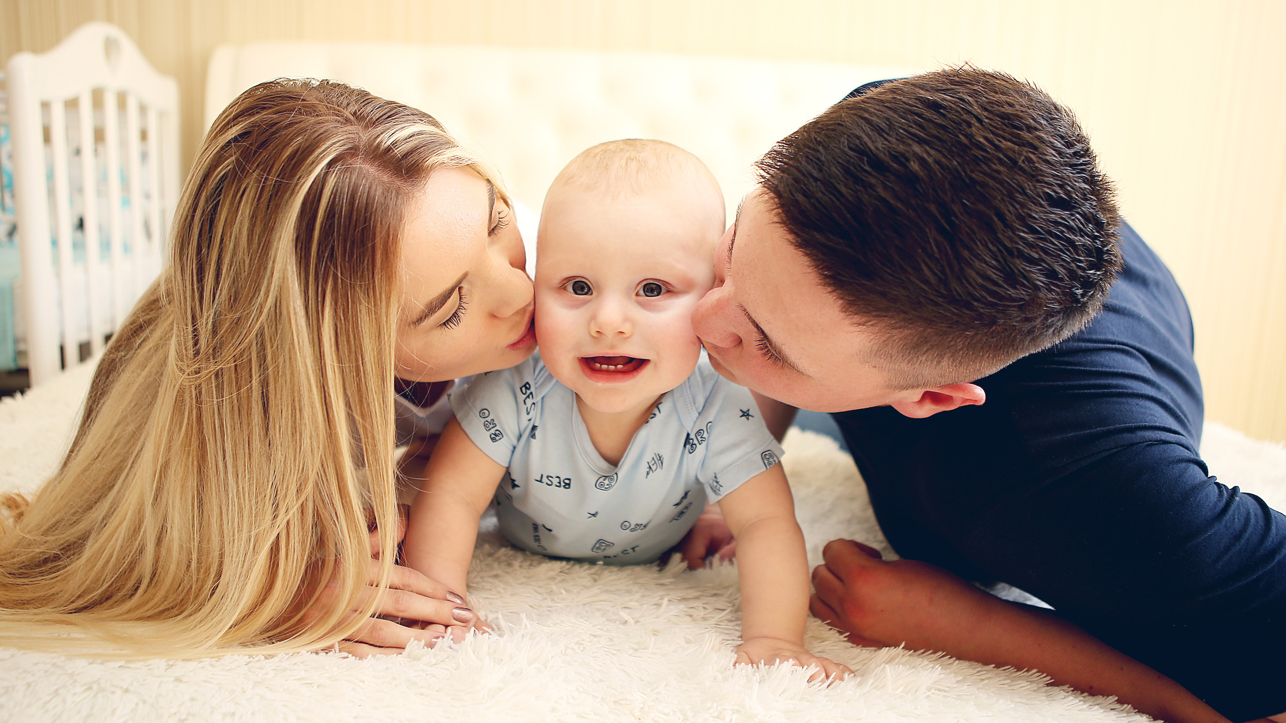 Аня с семьей дома. Свадебный и предметный фотограф Ренат Каламперов