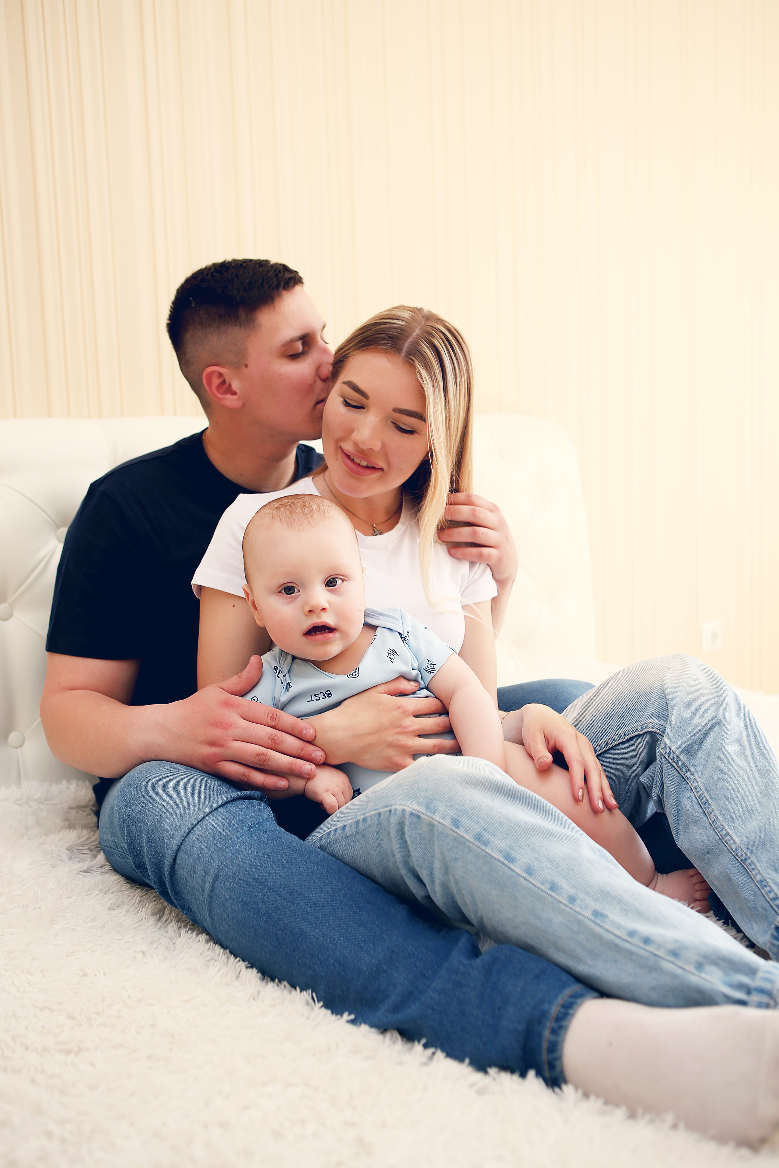 Аня с семьей дома. Свадебный и предметный фотограф Ренат Каламперов