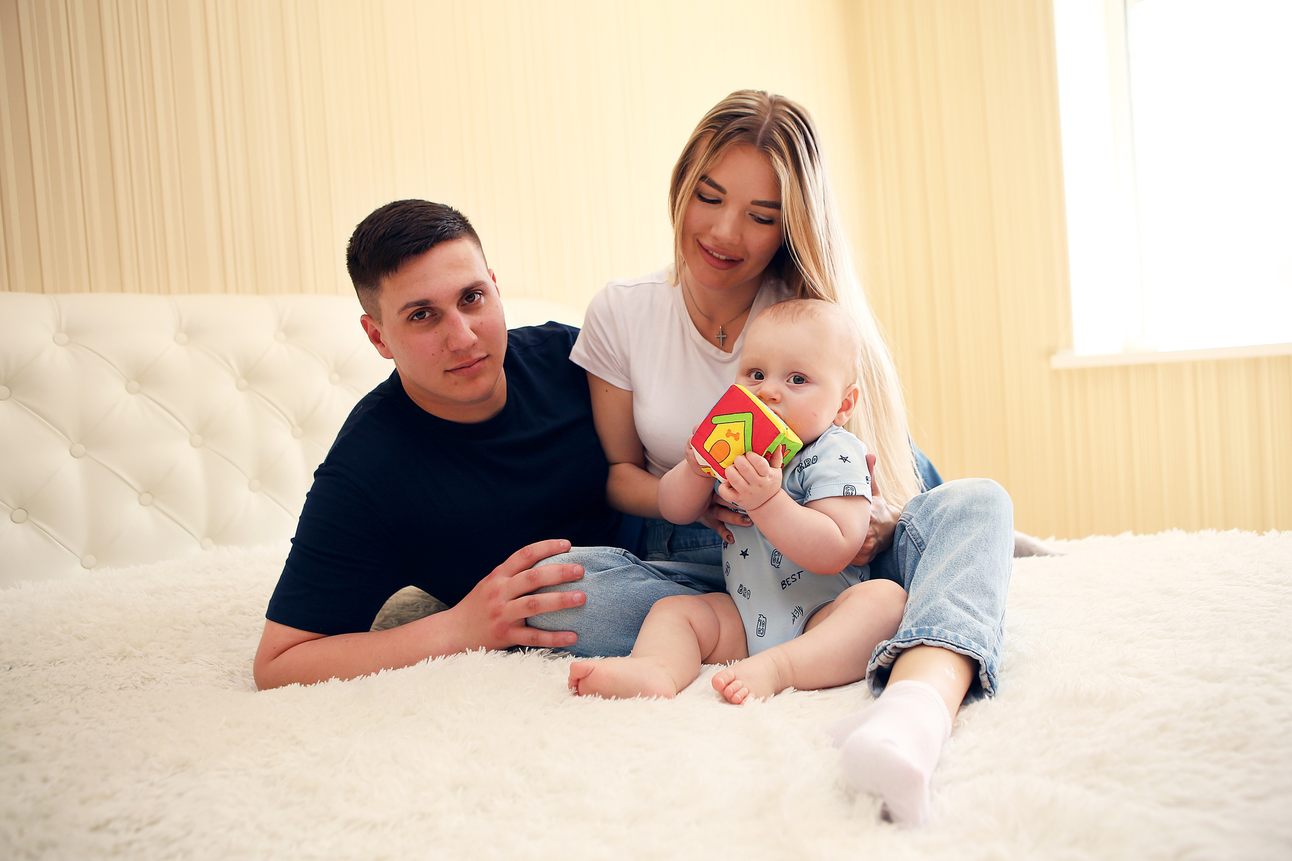 Аня с семьей дома. Свадебный и предметный фотограф Ренат Каламперов