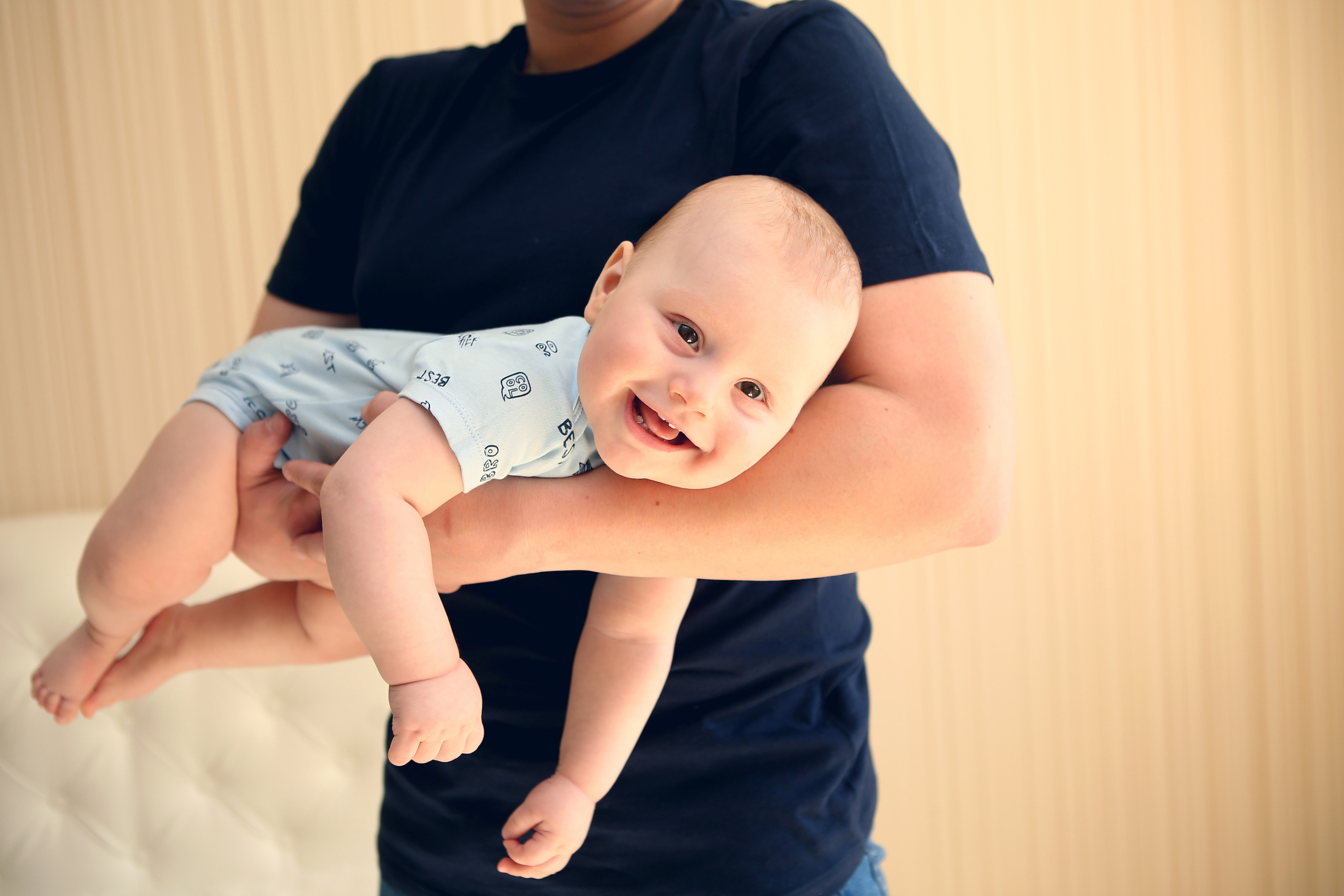 Аня с семьей дома. Свадебный и предметный фотограф Ренат Каламперов