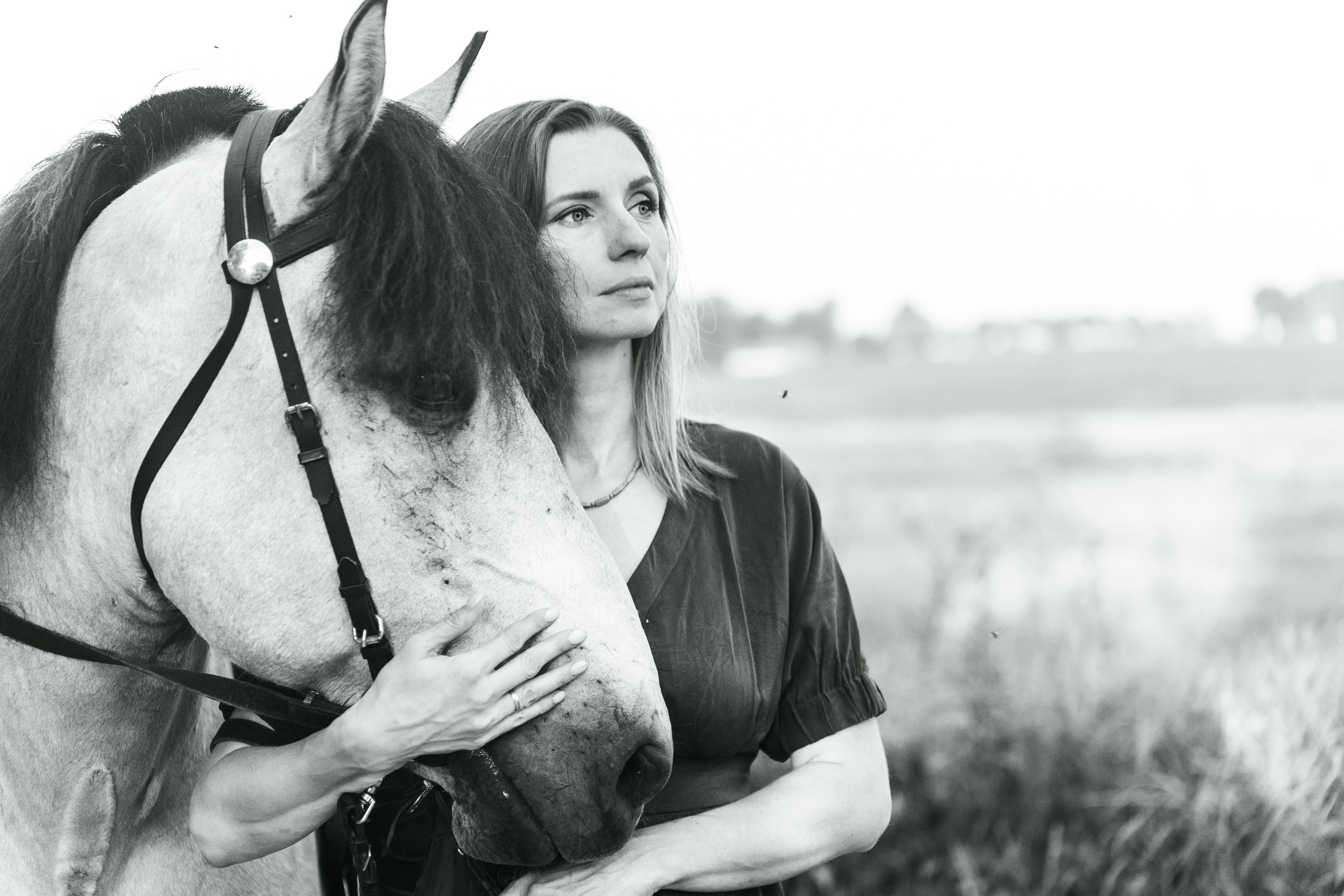 Выйти в лето в поле с конем. Видеограф и фотограф в Москве Анастасия Рябчикова