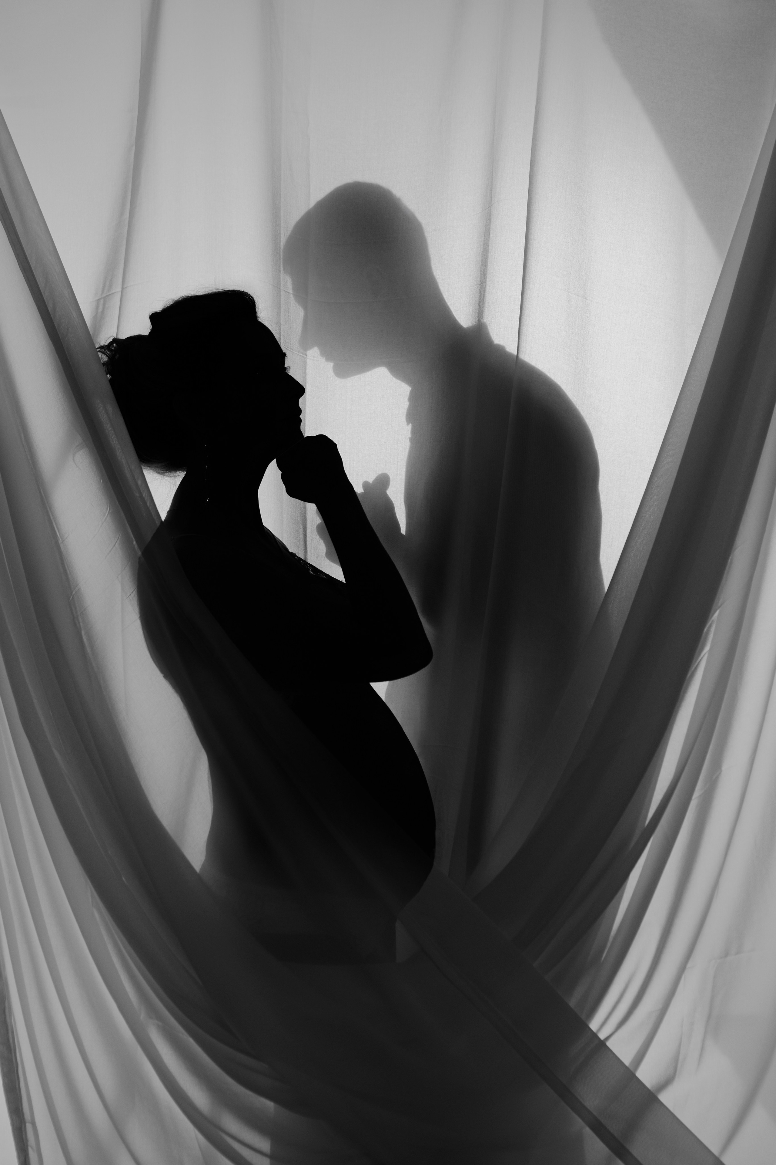 В ожидании чуда. беременная девушка, контурный портрет.