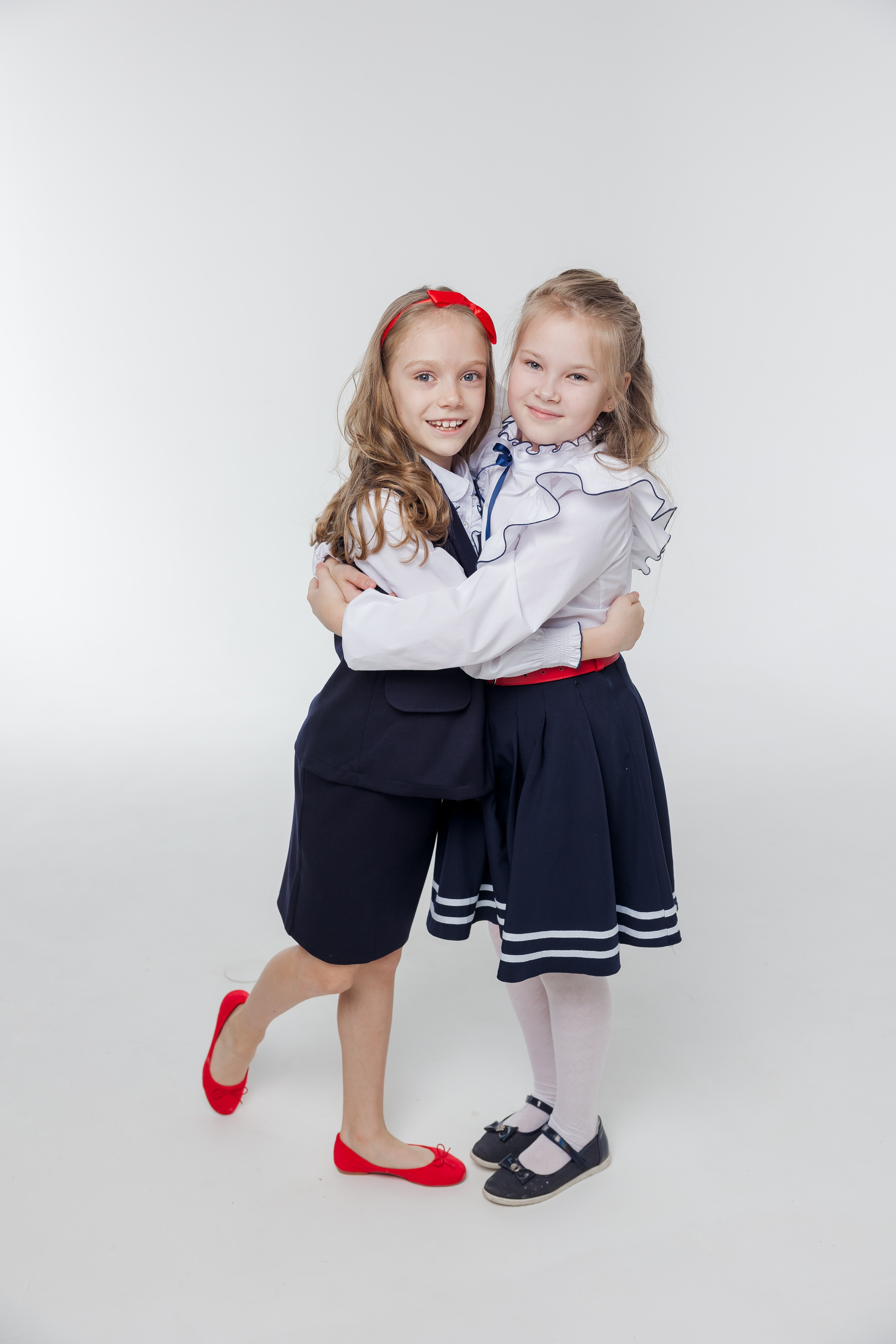 Две девочки стоят в обнимку вместе в студии