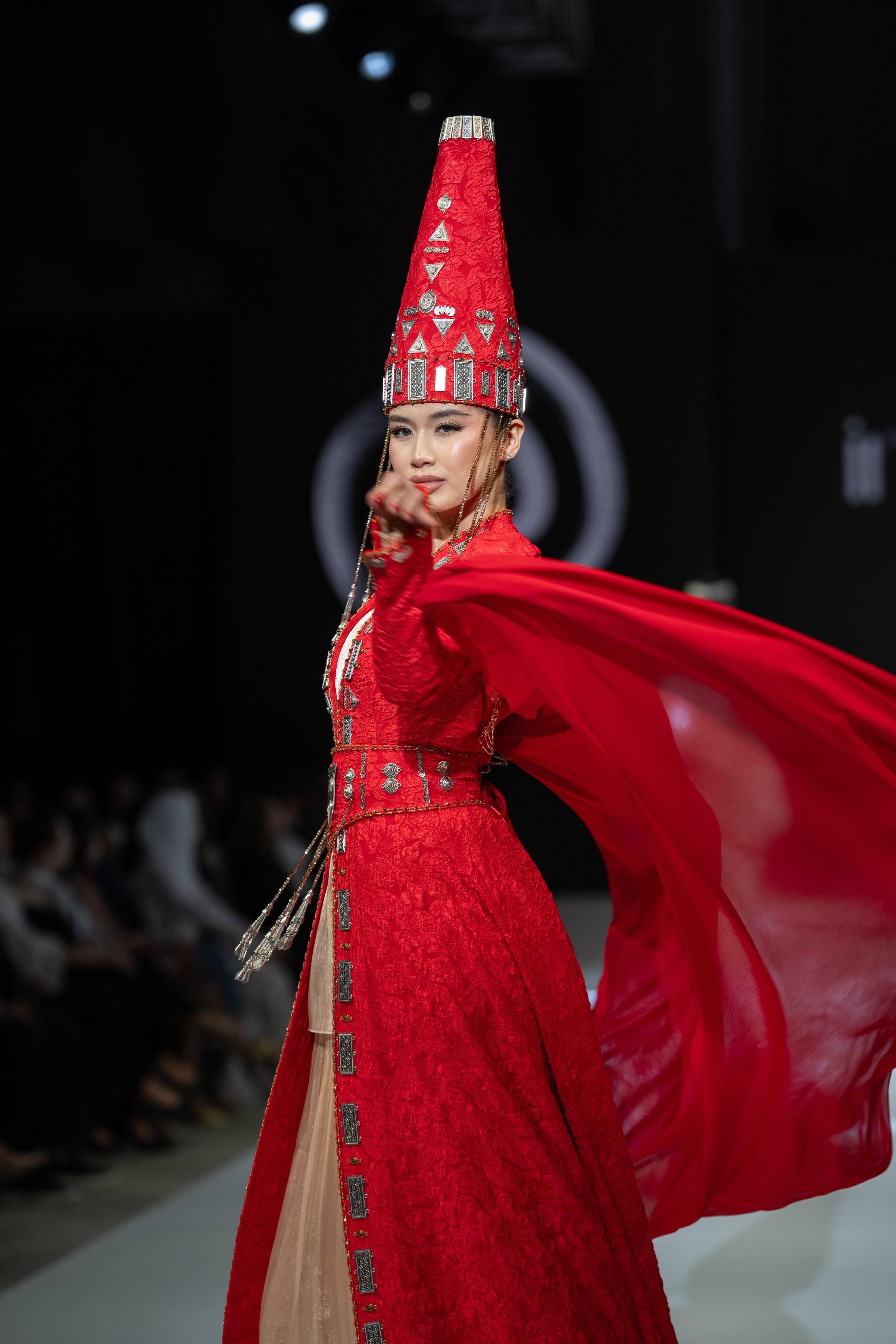 EURASIAN FASHION WEEK Innes. Сайт Алматинского НЮ АРТ, будуар и фэшн фотографа Дениса Карпенко
