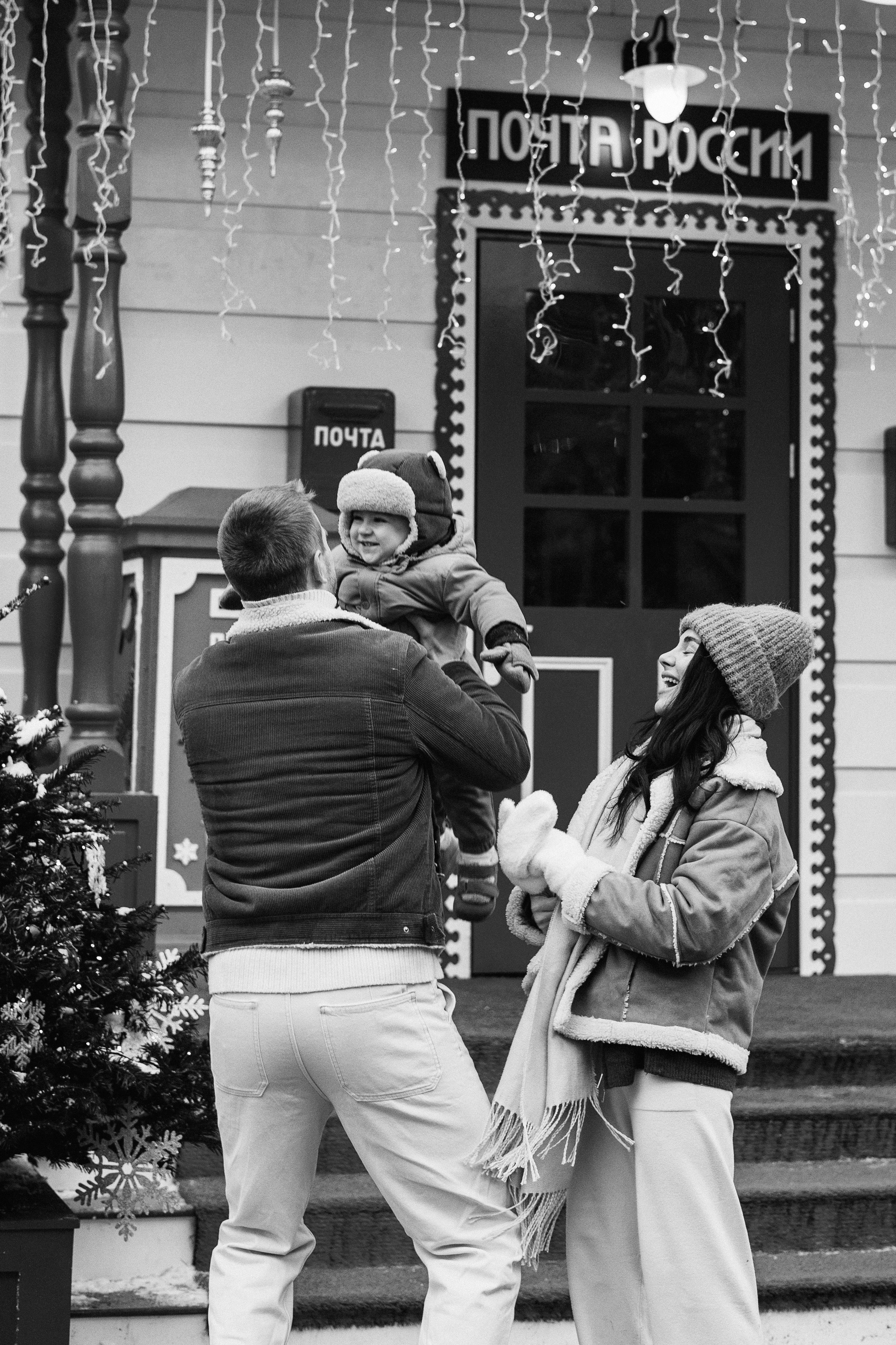 Марьям, Михаил и Лев на Рождественской ярмарке. Семейный фотограф в Москве Марина Петра