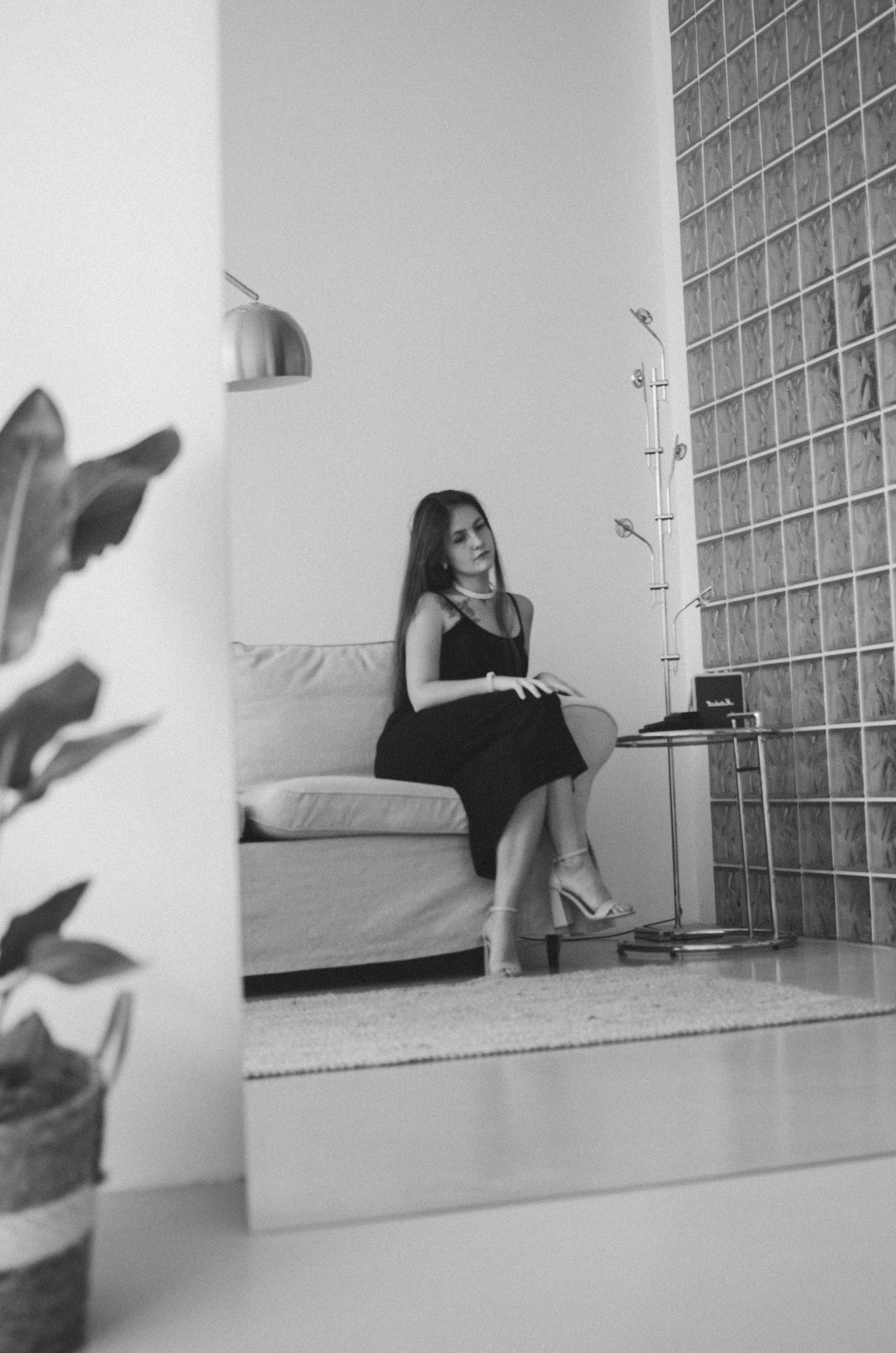 Девушка с телефоном в фотостудии