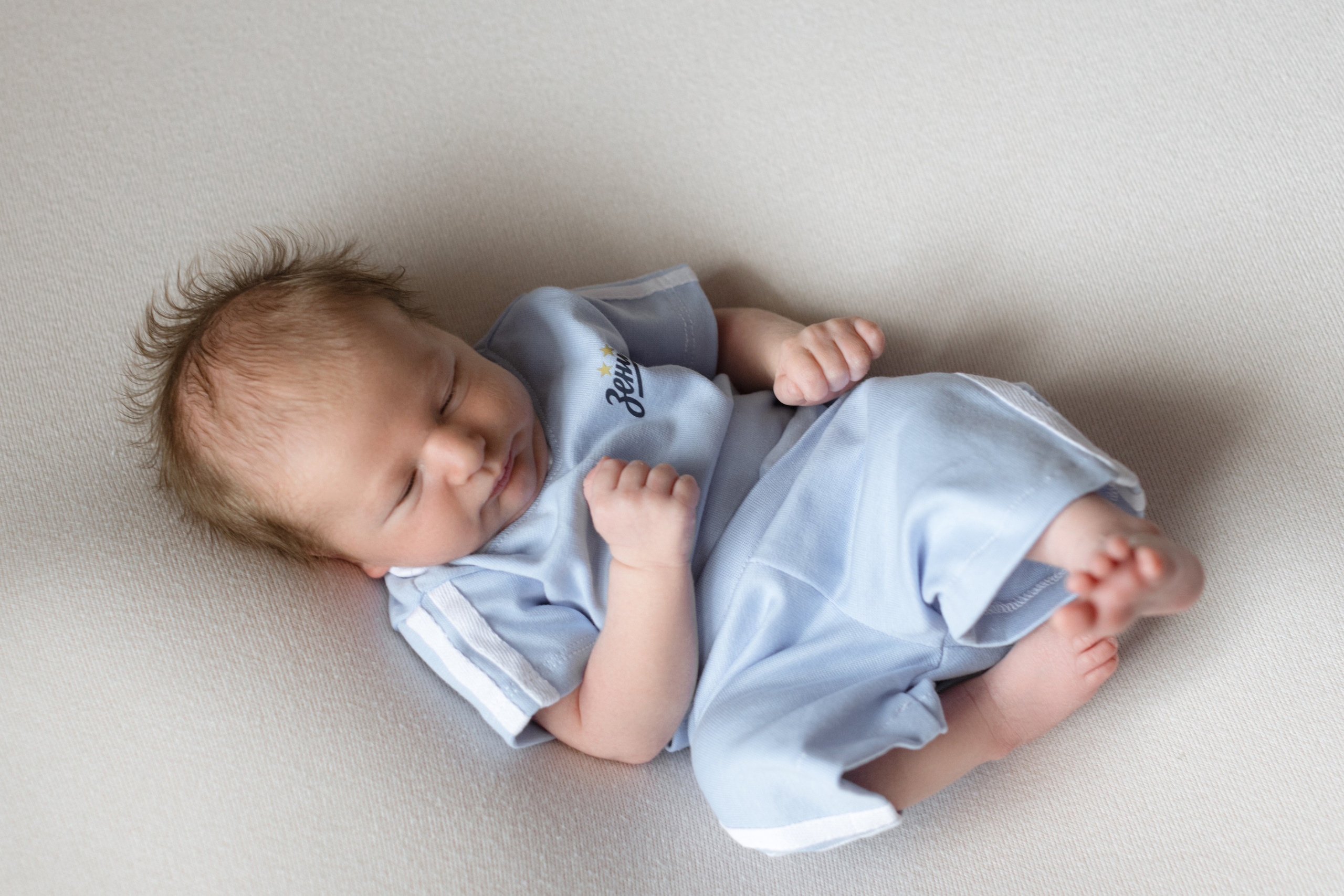 newborn-фотосессия мальчика, комплект футболиста