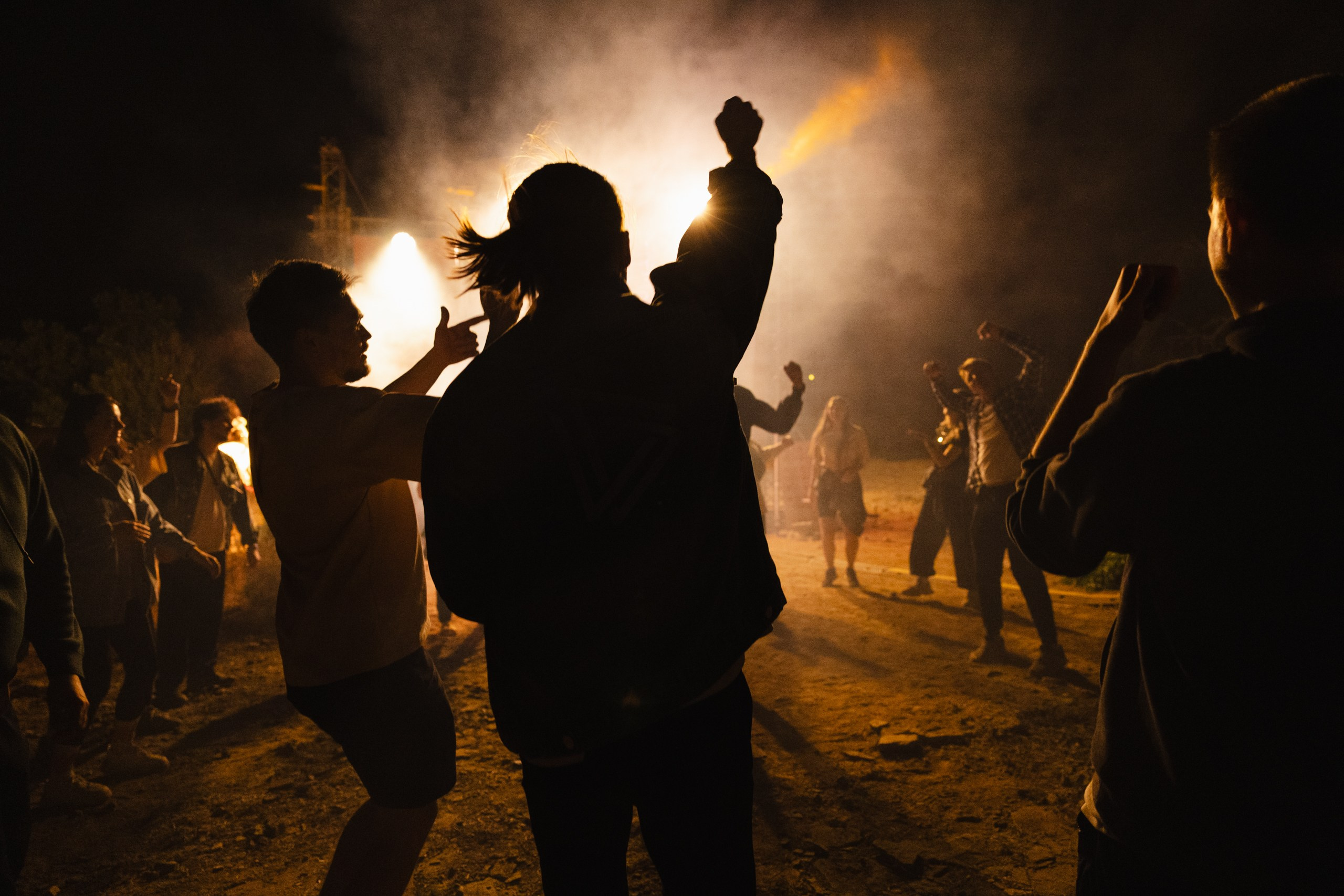 Здравствуйте! Я свадебный фотограф из Ульяновска, работаю в том числе по всей России и с выездом за границу. Снимаю свадьбы, lovestory, корпоративы, светский репортаж. Провожу обучение по фотографии, мастер-классы и воркшопы для других фотографов.