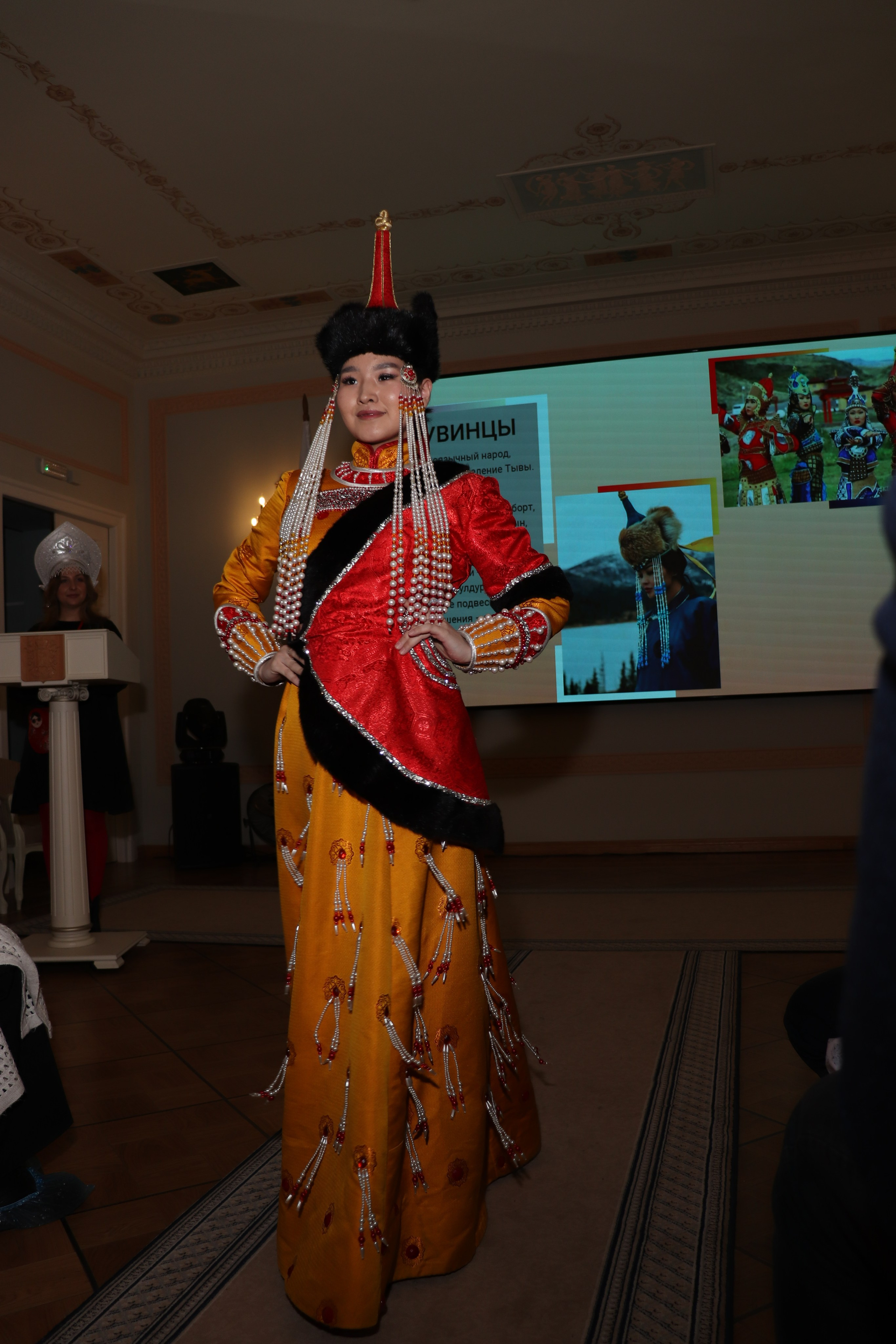 Показ-дефиле «КУЛЬТУРНЫЙ КОД В ОБРАЗЕ» от РОО «Сибирское землячество в Санкт-Петербурге» (6 марта 2025). Ивентный фотограф в Санкт-Петербурге Олег Комков