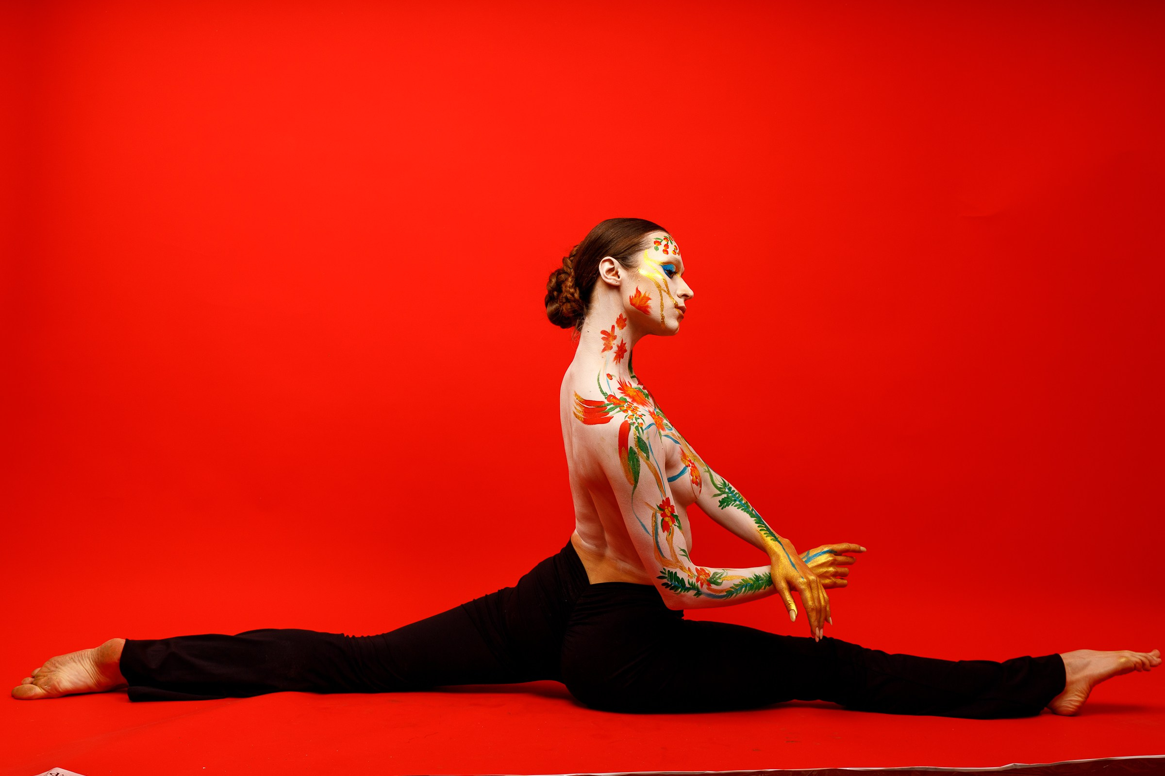 Фотосессия в стиле боди арт на красном фоне. Алексей Торопов фотограф