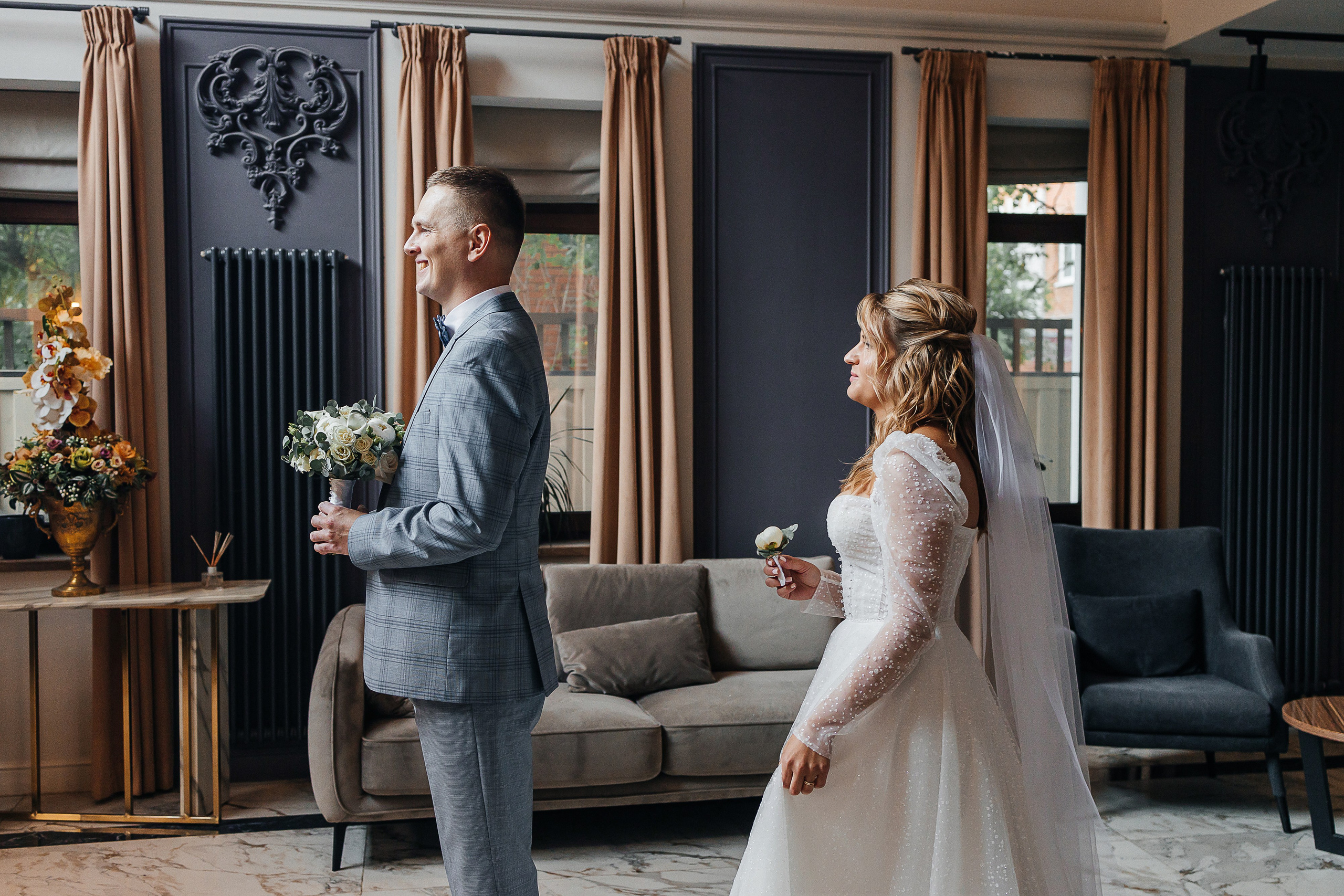 Трогательная выездная церемония в уютном дворике отеля. Олег Сверчков | Свадебный фотограф Вологда