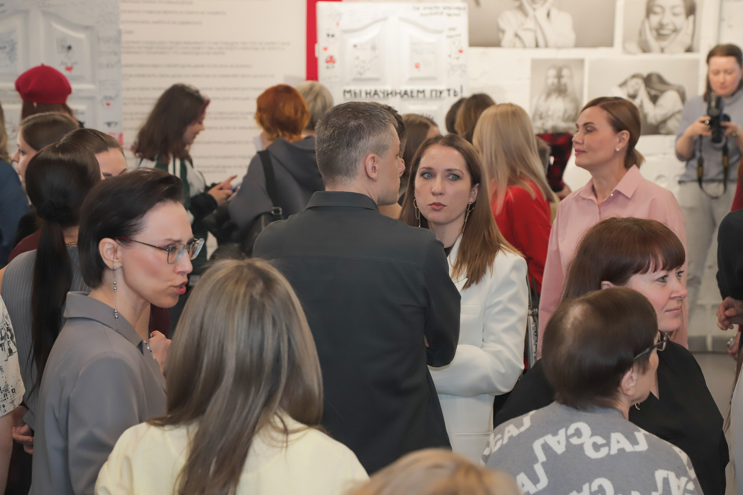 Выставка — проект «Мы начинаем путь!». АРТИКУЛ. Выпускные альбомы Нижний Тагил