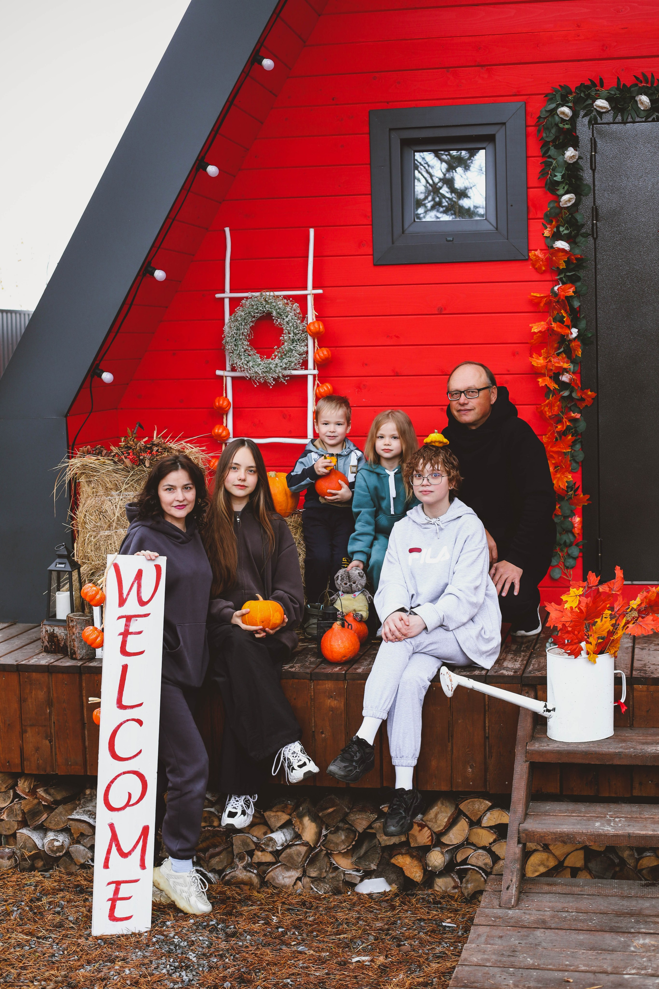 В красивом красном домике. Фотограф в Сургуте Брызгунова Анастасия