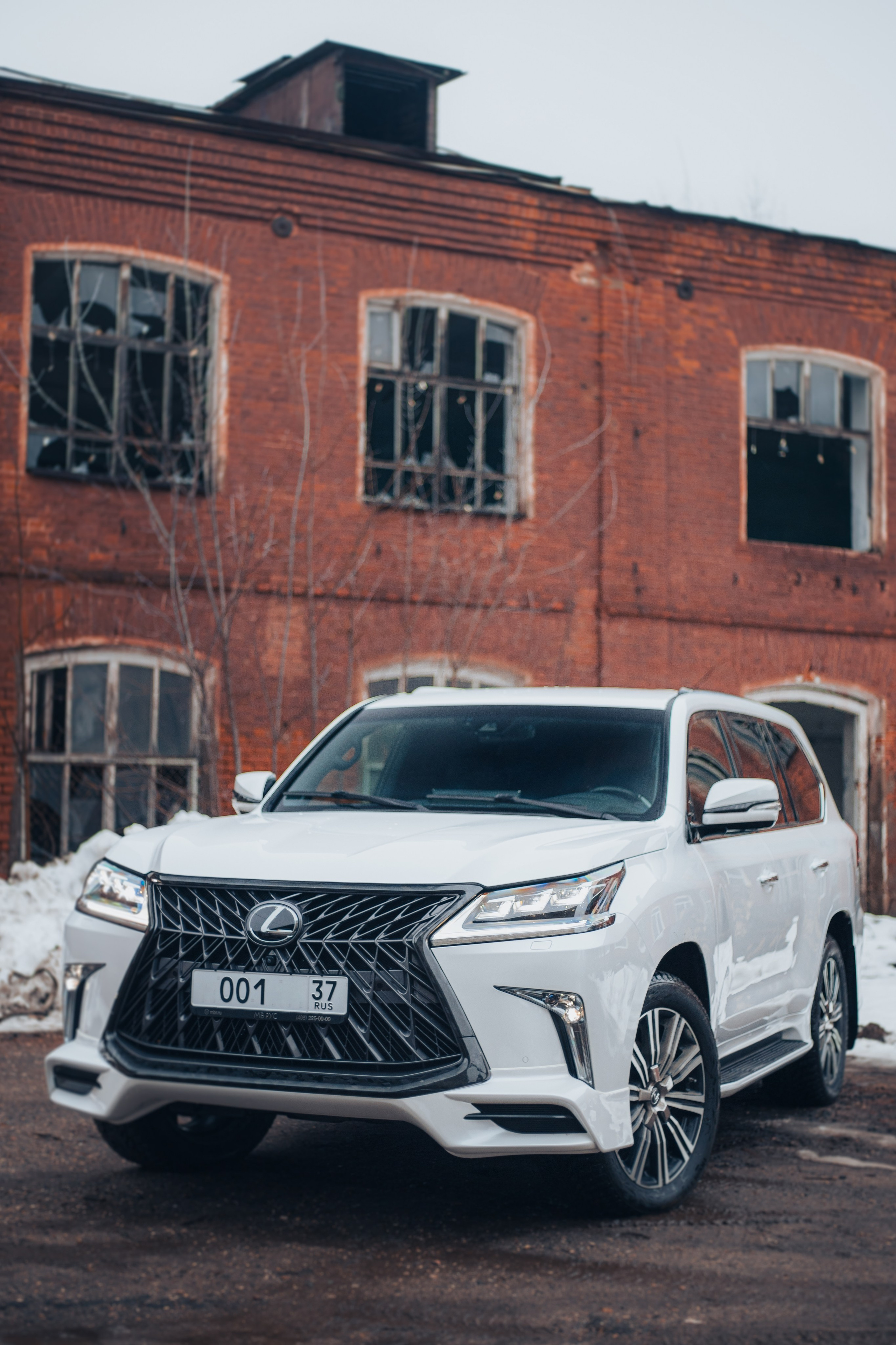 Передняя часть Lexus LX 570 с фирменной решеткой радиатора и светодиодной оптикой