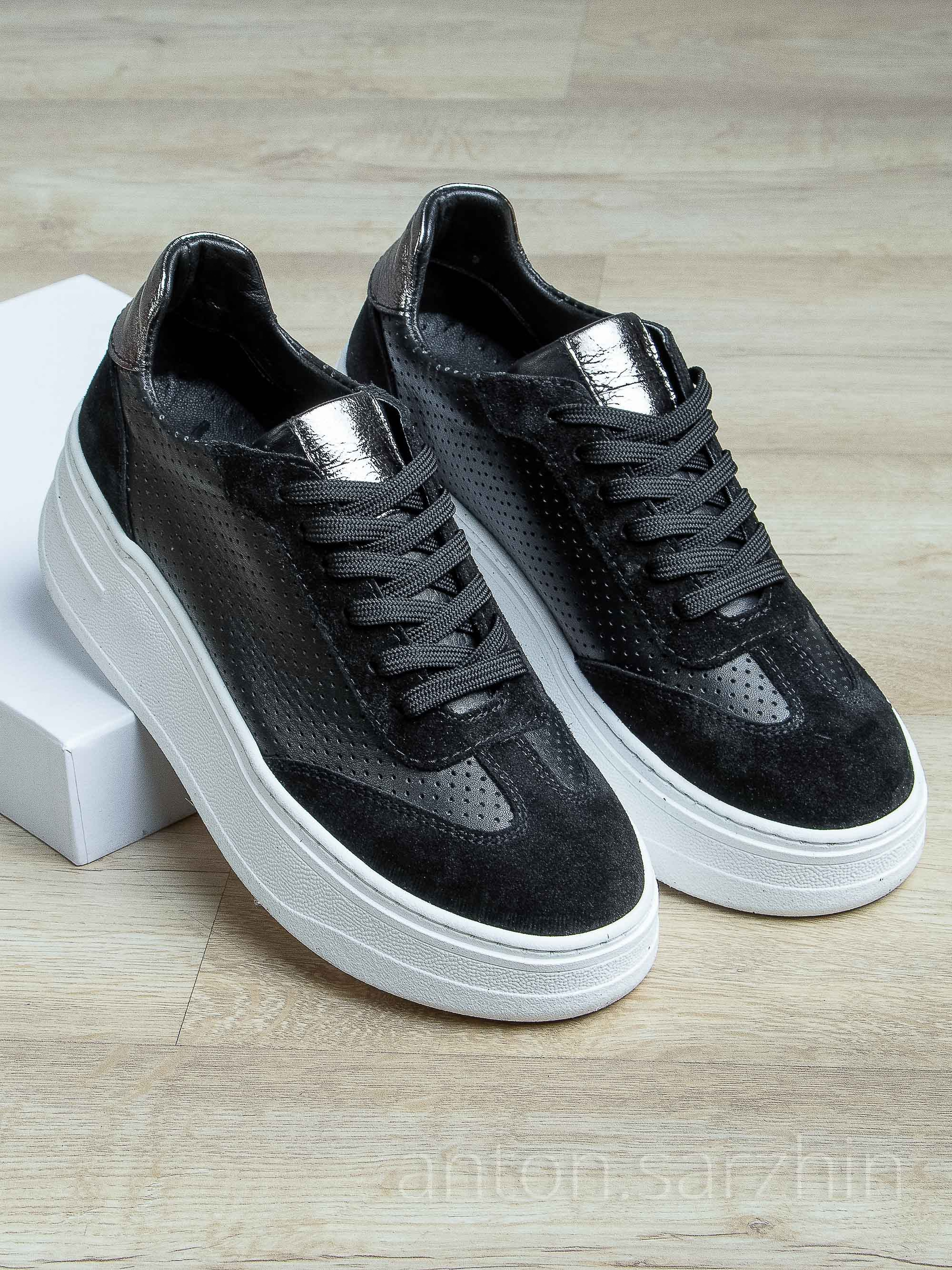 Предметная съемка женских кроссовок на коробке