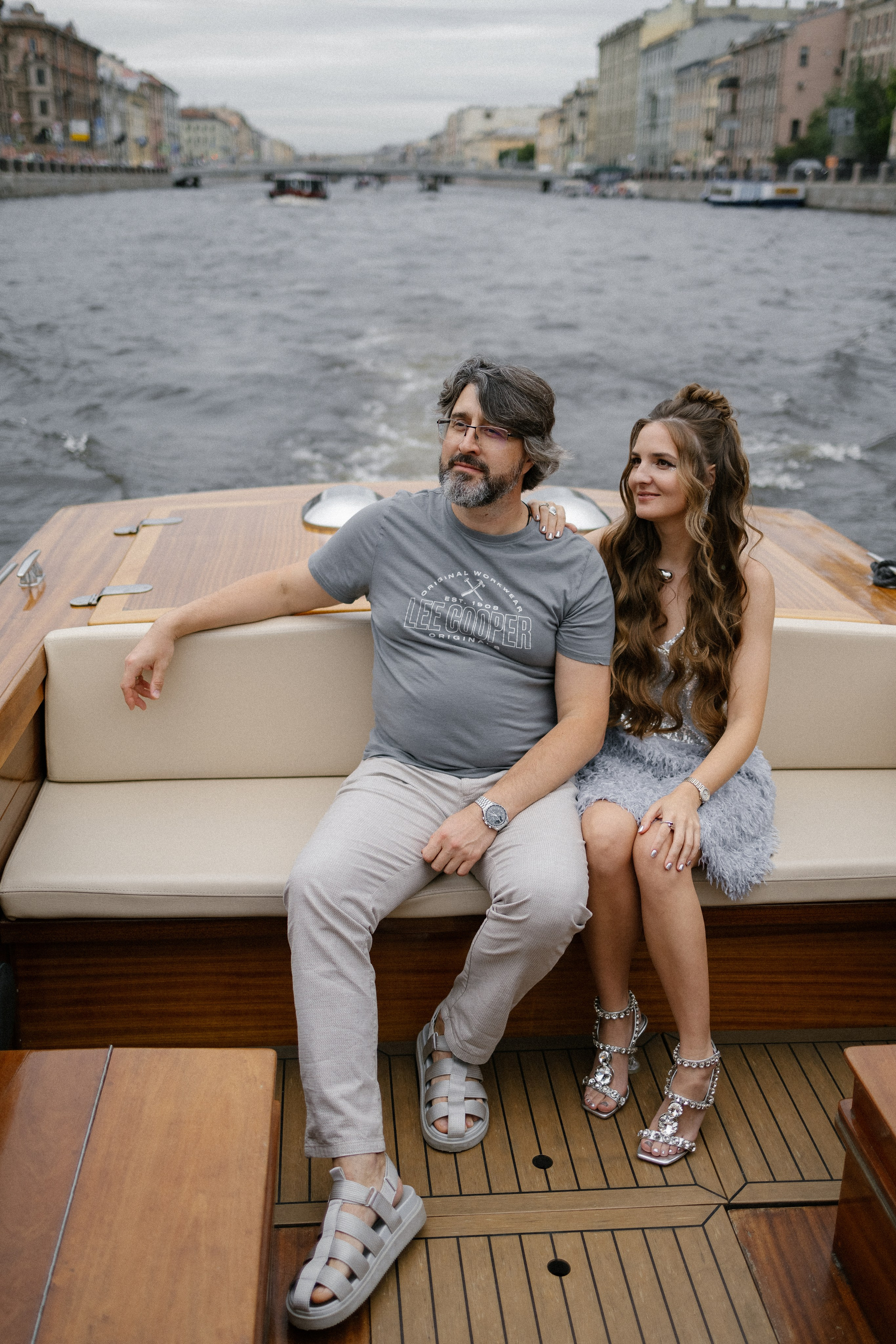 Прогулка на венецианском катере. Свадебный фотограф в Санкт-Петербурге Ксения Кобышева