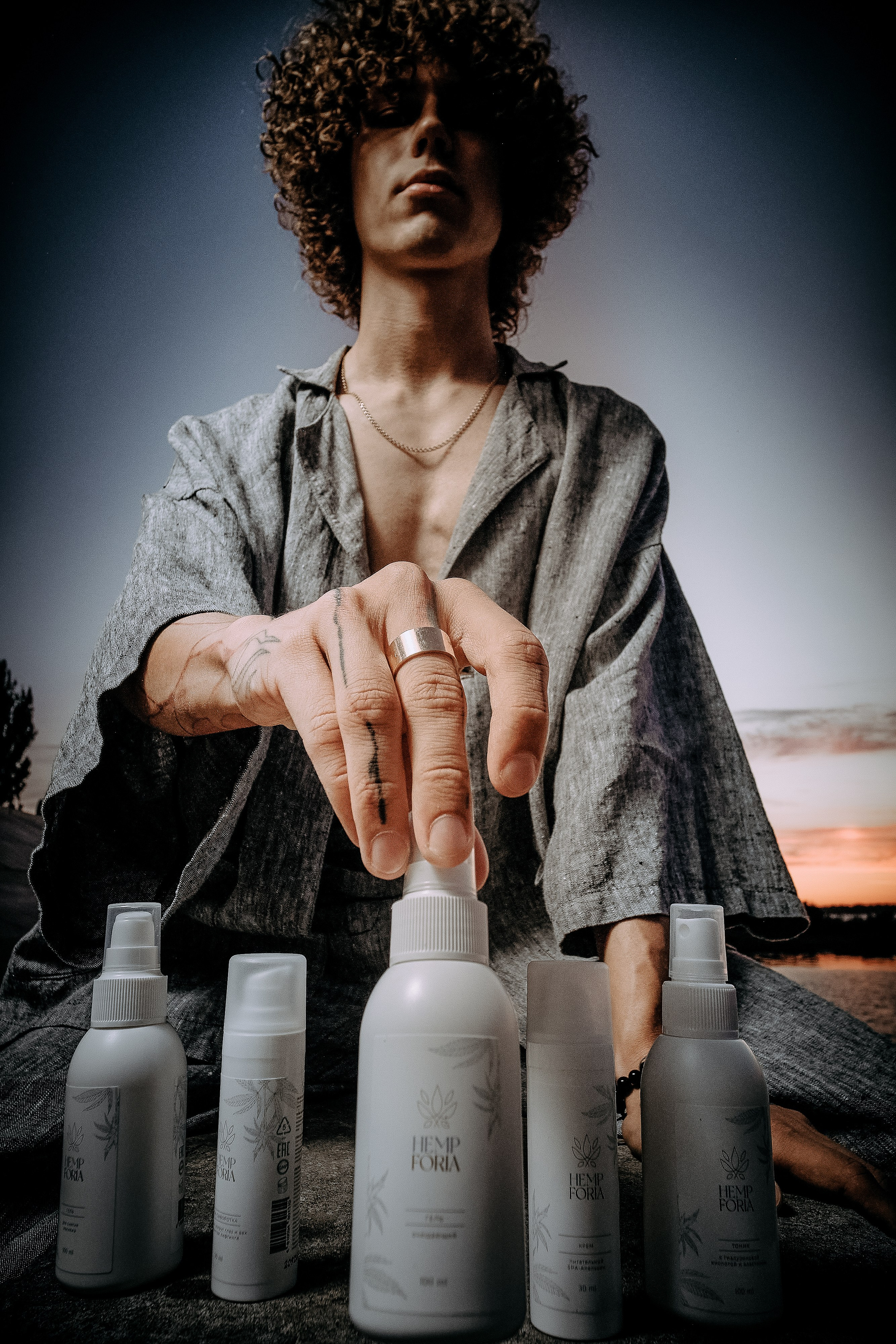 Студийный портрет мужчины-модели в кожаной куртке на фоне красочной граффити-стены в центре города