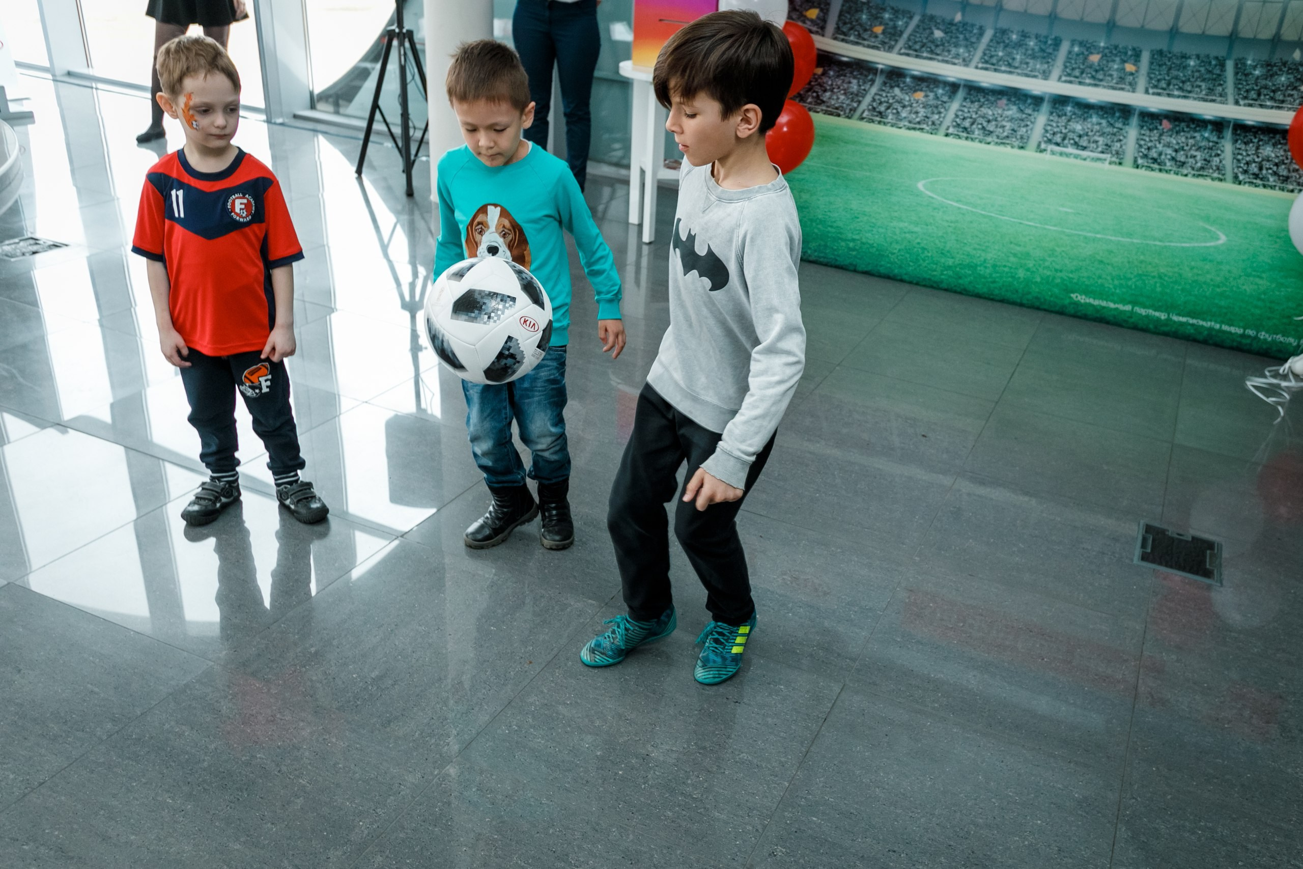 Розыгрыш билетов на ЧМ по футболу FIFA @ Киа Центр. Репортажный фотограф Максим Полянский. Москва, Санкт-Петербург, Красноярск