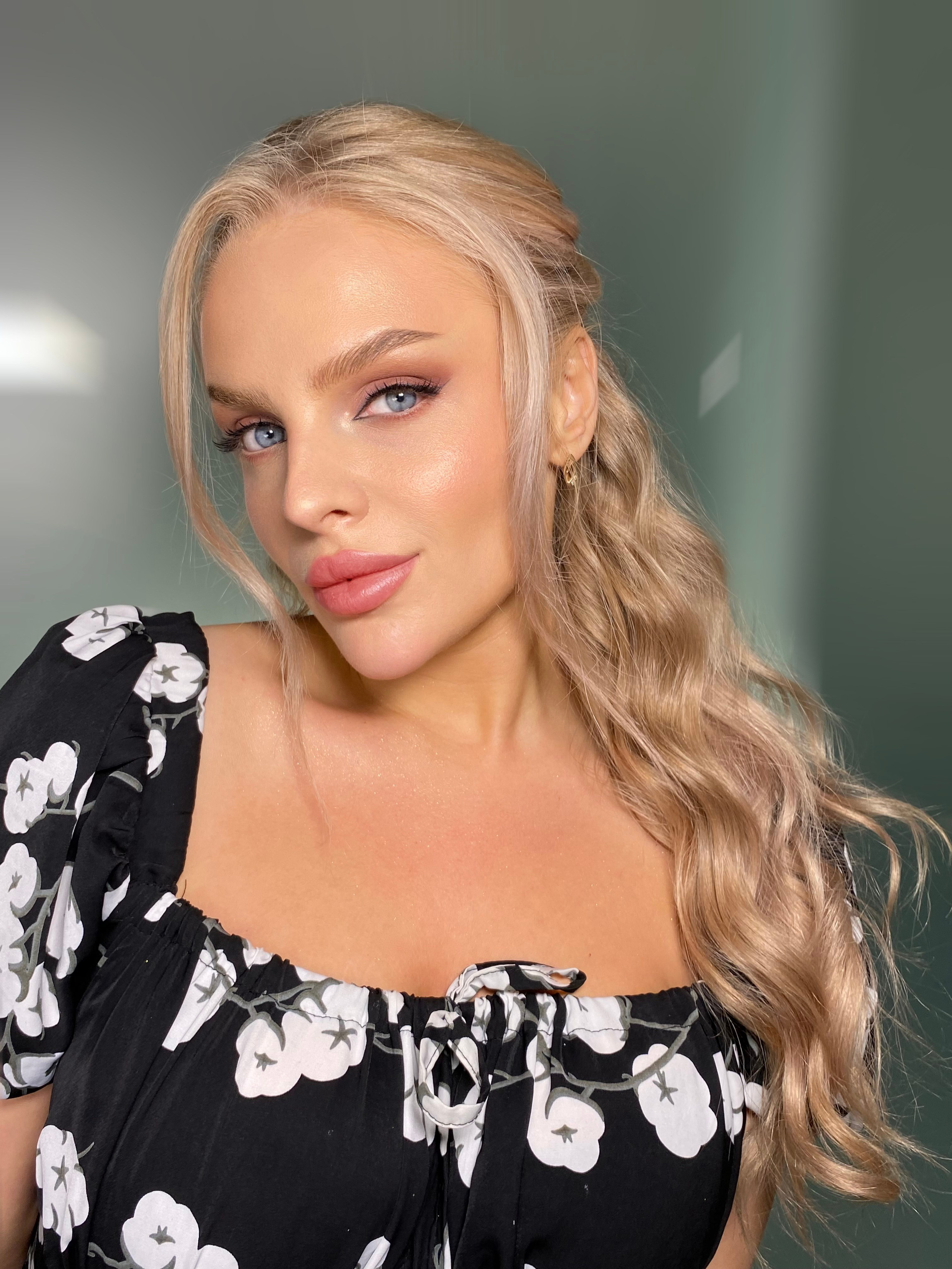 ВЕЧЕРНИЙ МАКИЯЖ В МОСКВЕ. СВАДЕБНЫЙ ВИЗАЖИСТ-СТИЛИСТ В МОСКВЕ ПРИЧЕСКИ МАКИЯЖ БРОВИ ВЫЕЗД