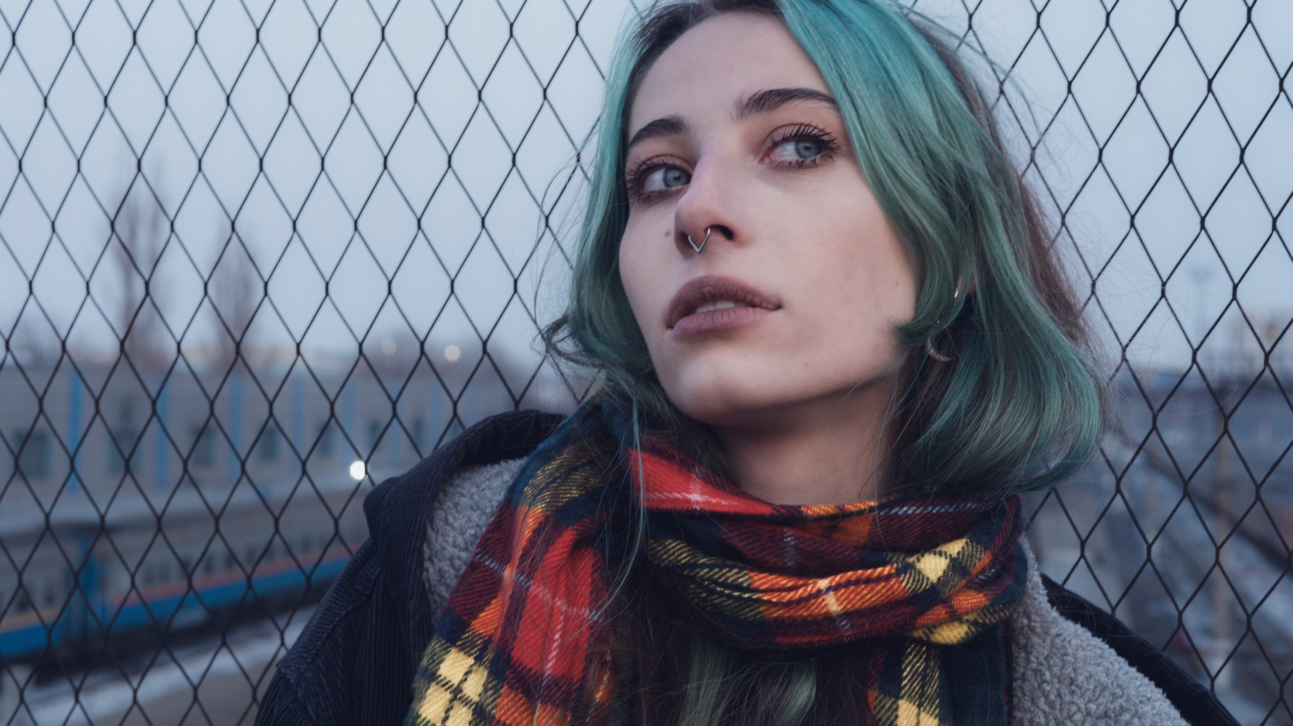 Крупный портрет модели с зелёными волосами и клетчатым шарфом