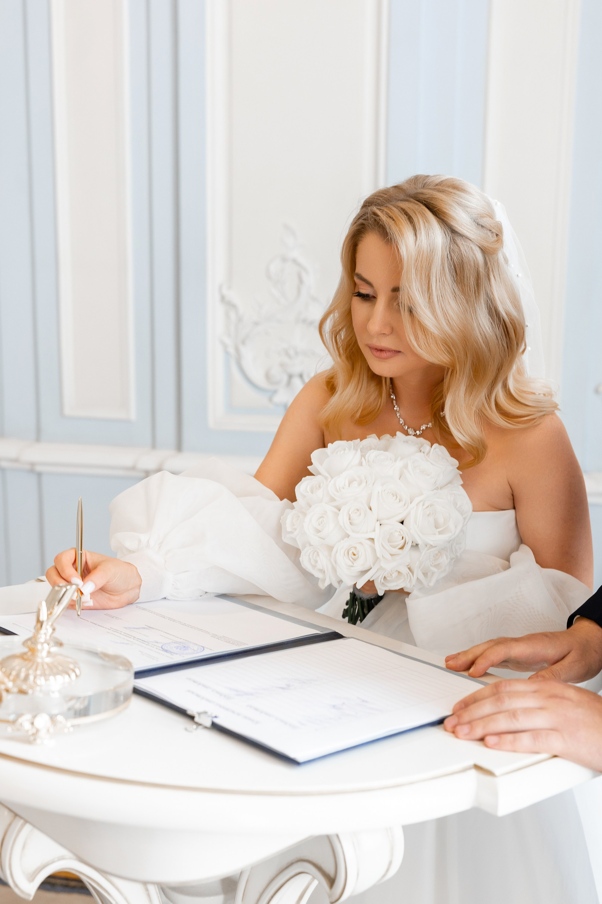 Невеста расписывается во дворце бракосочетания № 2 Санкт-Петербурга