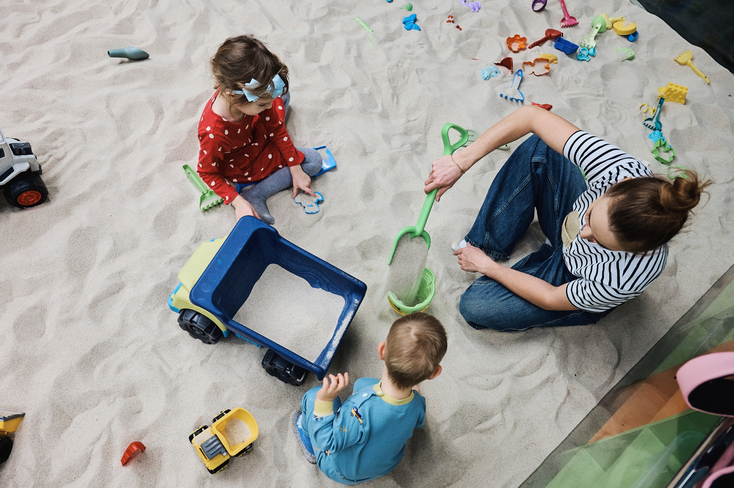 Дети играют в песочнице
