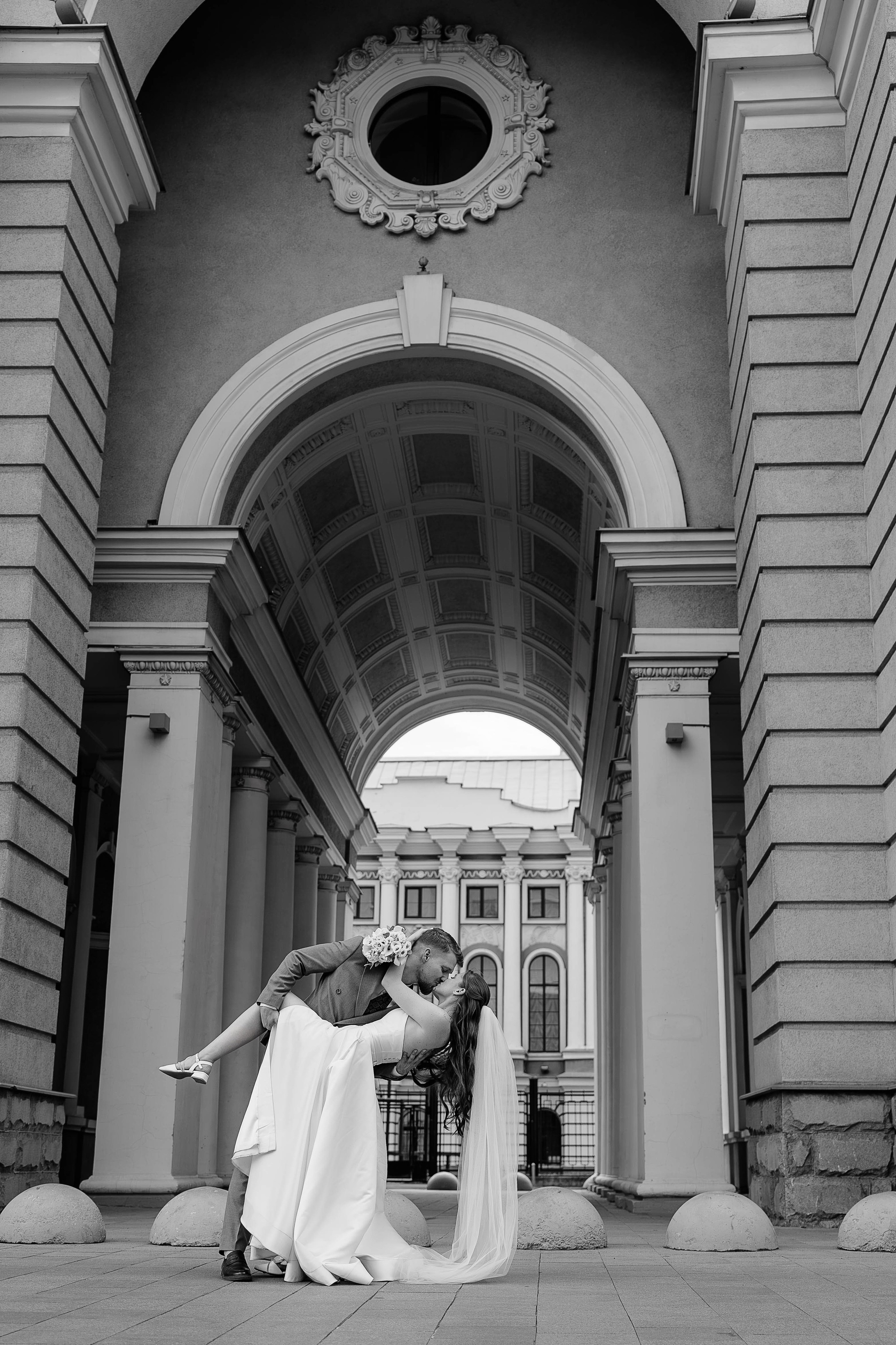 Жених и невеста на фотосессии возле арки в Воронеже