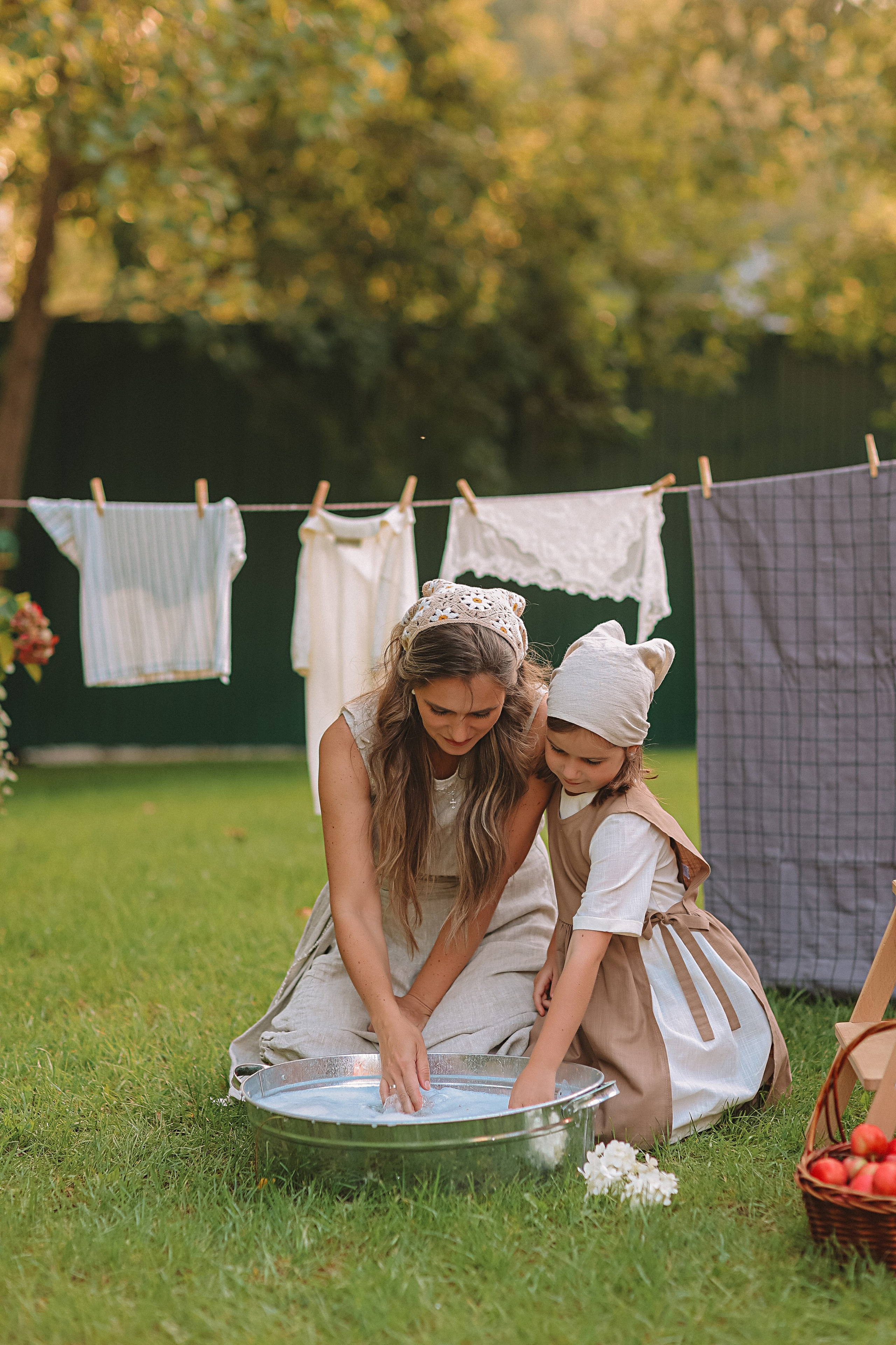 Стирка у дома. Семейный фотограф Тюмень, фотограф на роды Салмина Мария