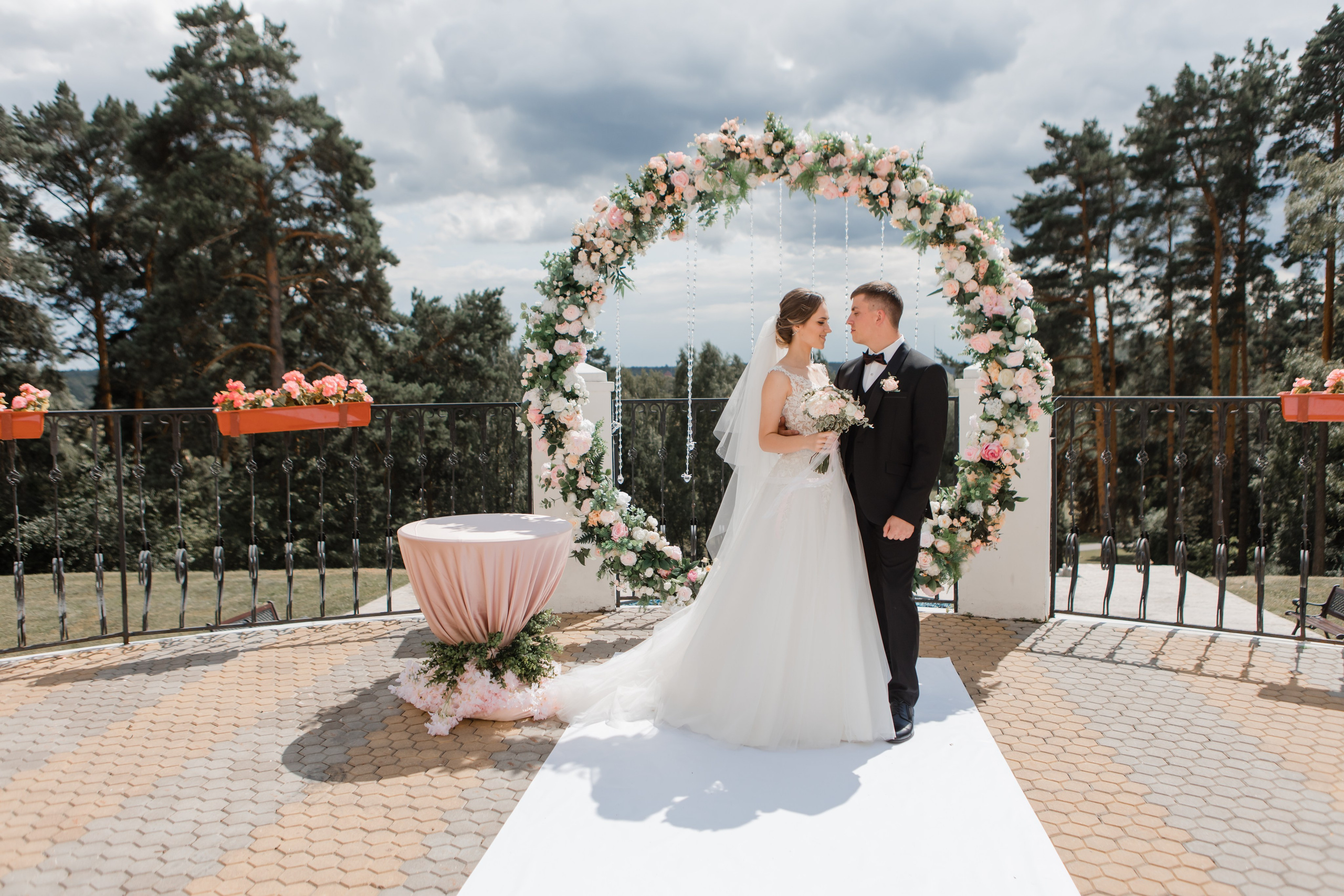 Свадебная фотосъемка Михаила и Ольги. День нашей свадьбы. Видеосъемка и фотосъемка свадеб. Фотограф и оператор на свадьбу. Видеосъемка подкастов, собственная видео-фотостудии. Предметная фотосъемка
