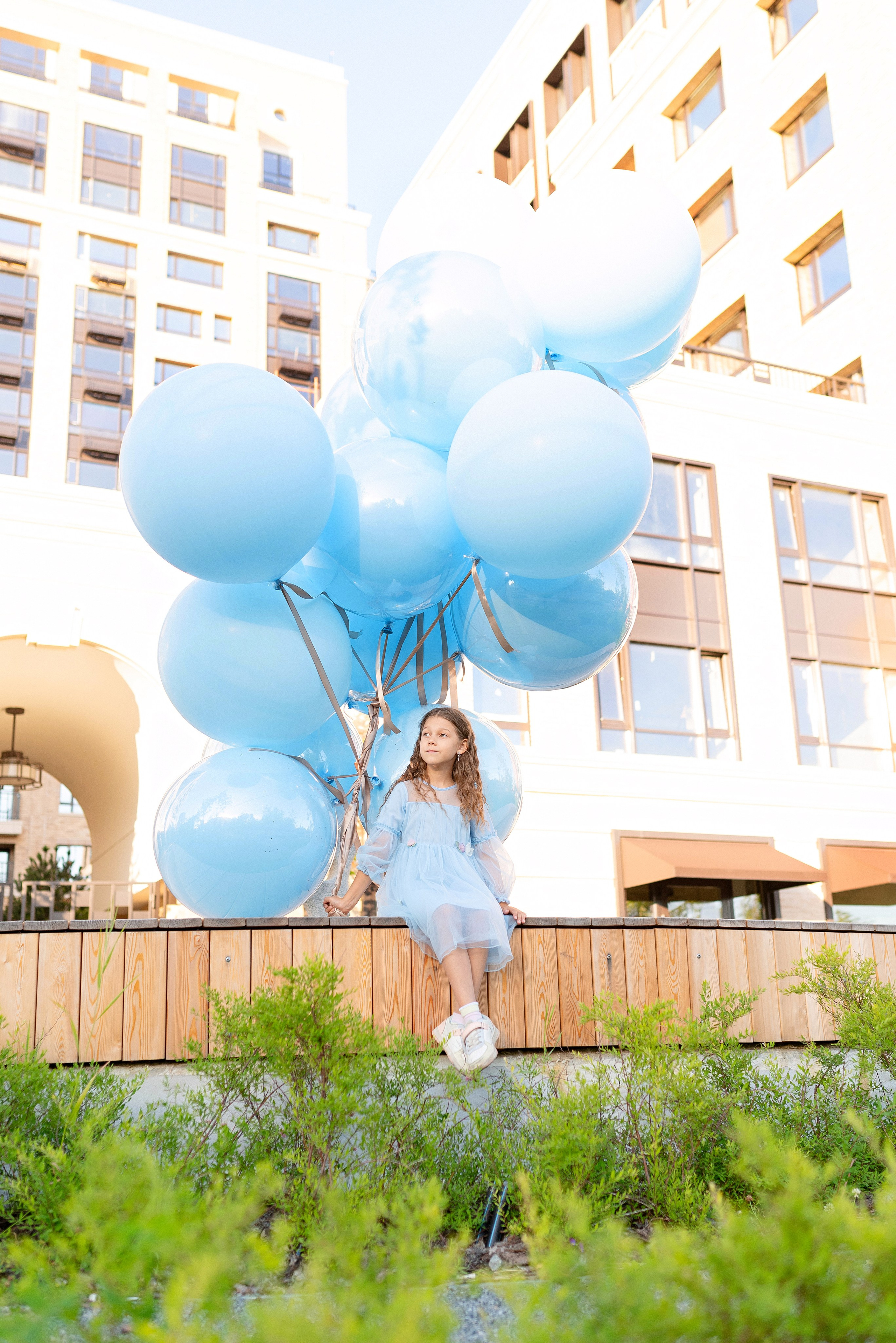 Огромные голубые воздушные шары от ШарЛэнд над живописным городским пейзажем Сургута, снятые фотографом Анной Старцевой.