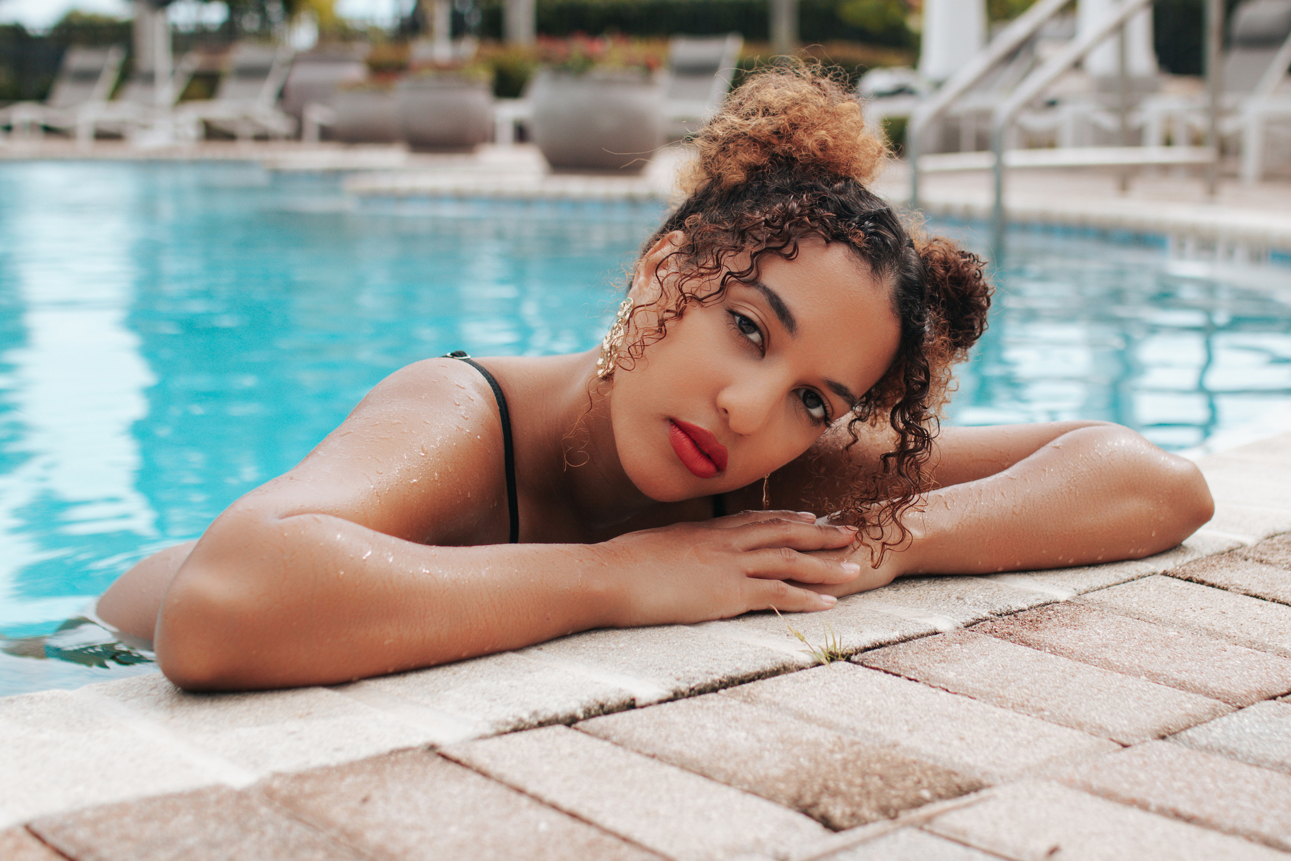 Bright photo shoot in the pool. Delray Beach Photographer