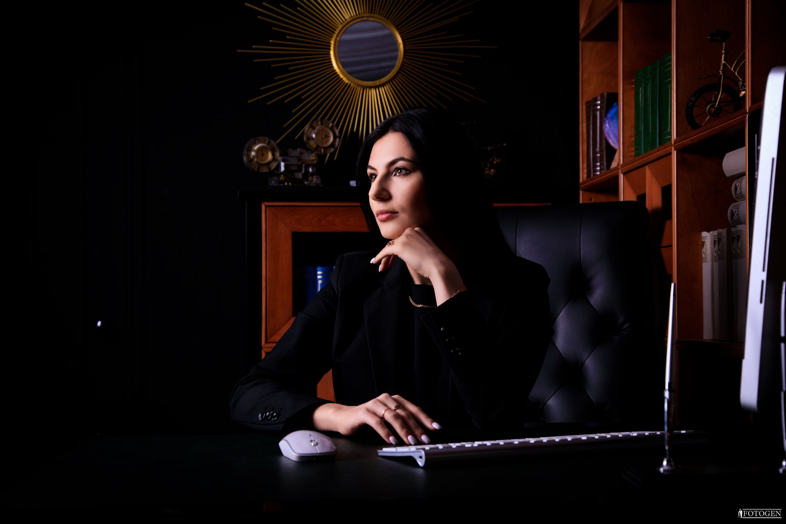Женский деловой портрет | Бизнес фотосессии от Fotogen. Интерьерная фотостудия FOTOGEN г. Краснодар