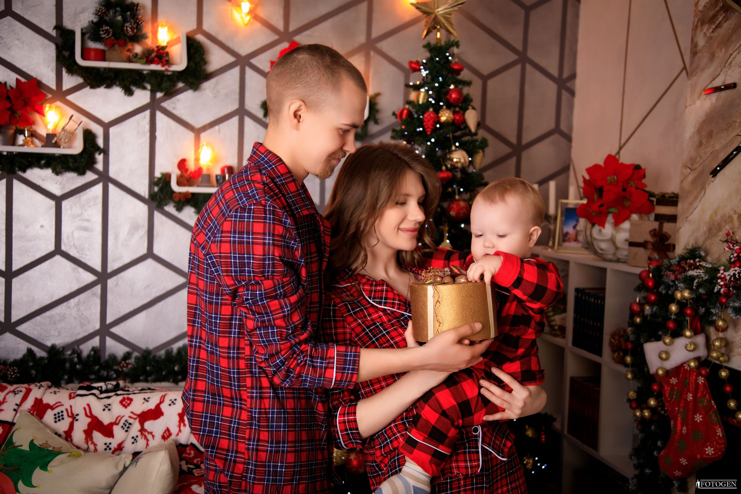 Семейная фотосессия: мама, папа и малыш | Портфолио Fotogen. Интерьерная фотостудия FOTOGEN г. Краснодар