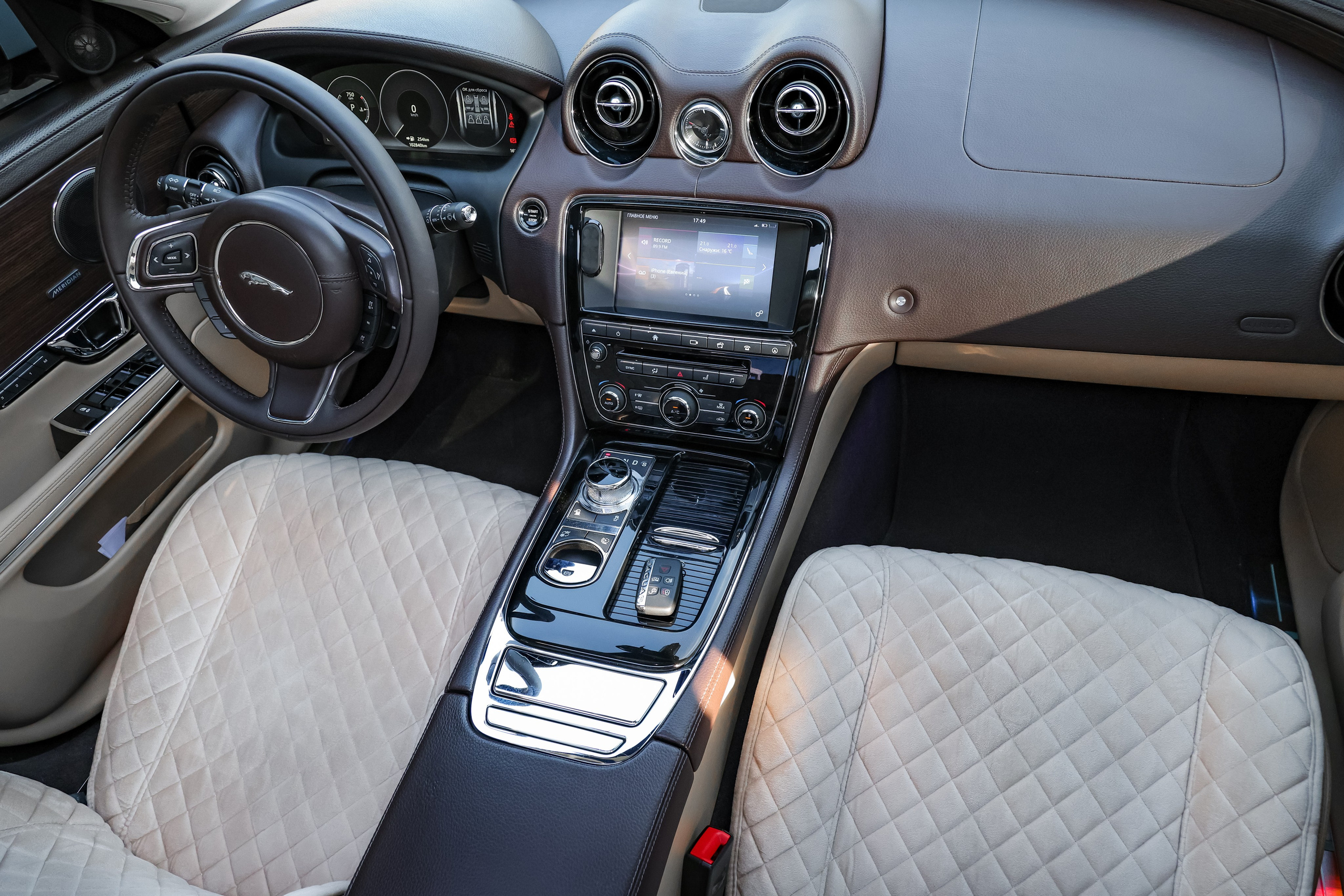 2017 JAGUAR XJ. Mixturecaptures