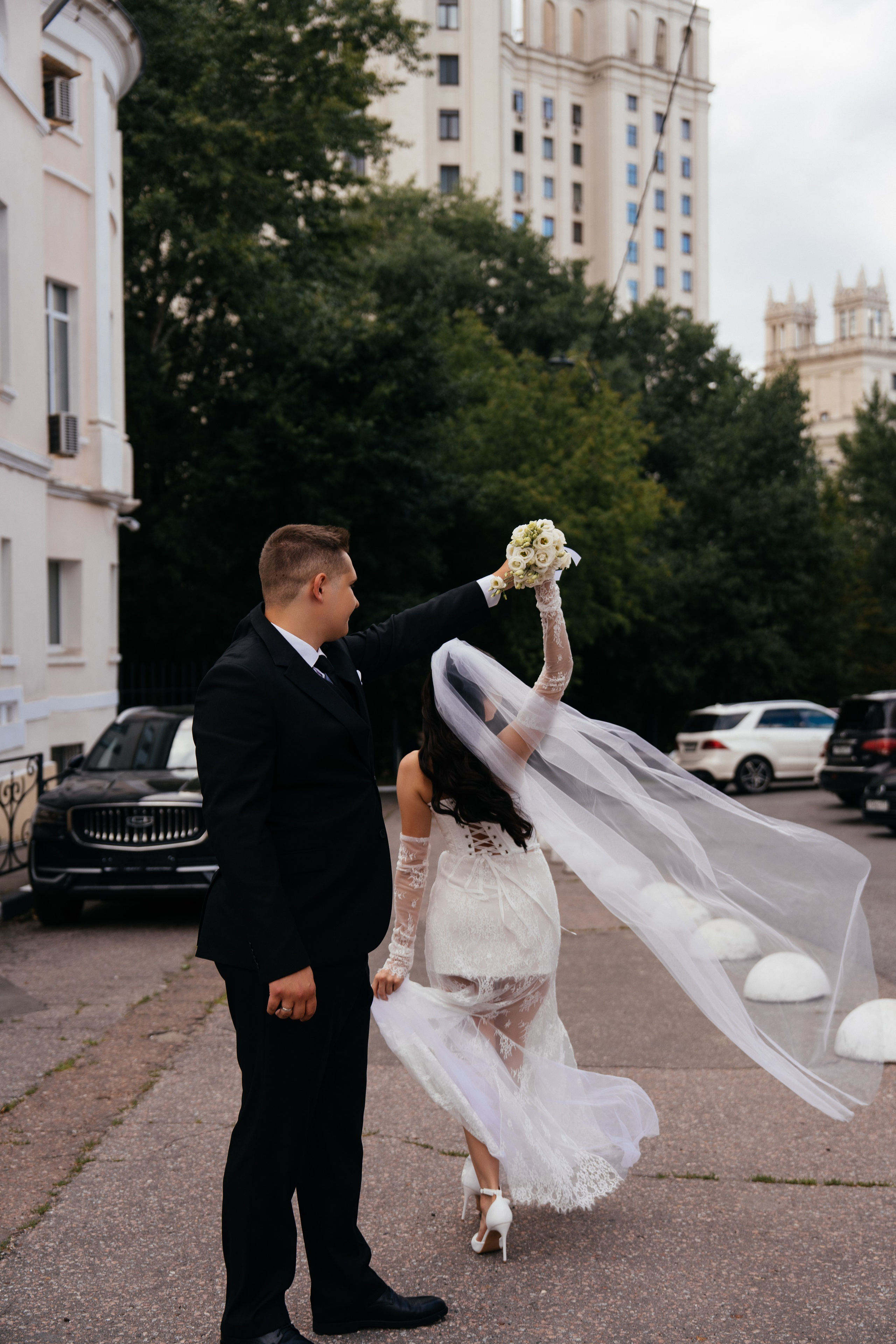 Свадебная фотосессия в Москве у высотки на Котельнической набережной. Свадебный фотограф в Москве Анна Полушина