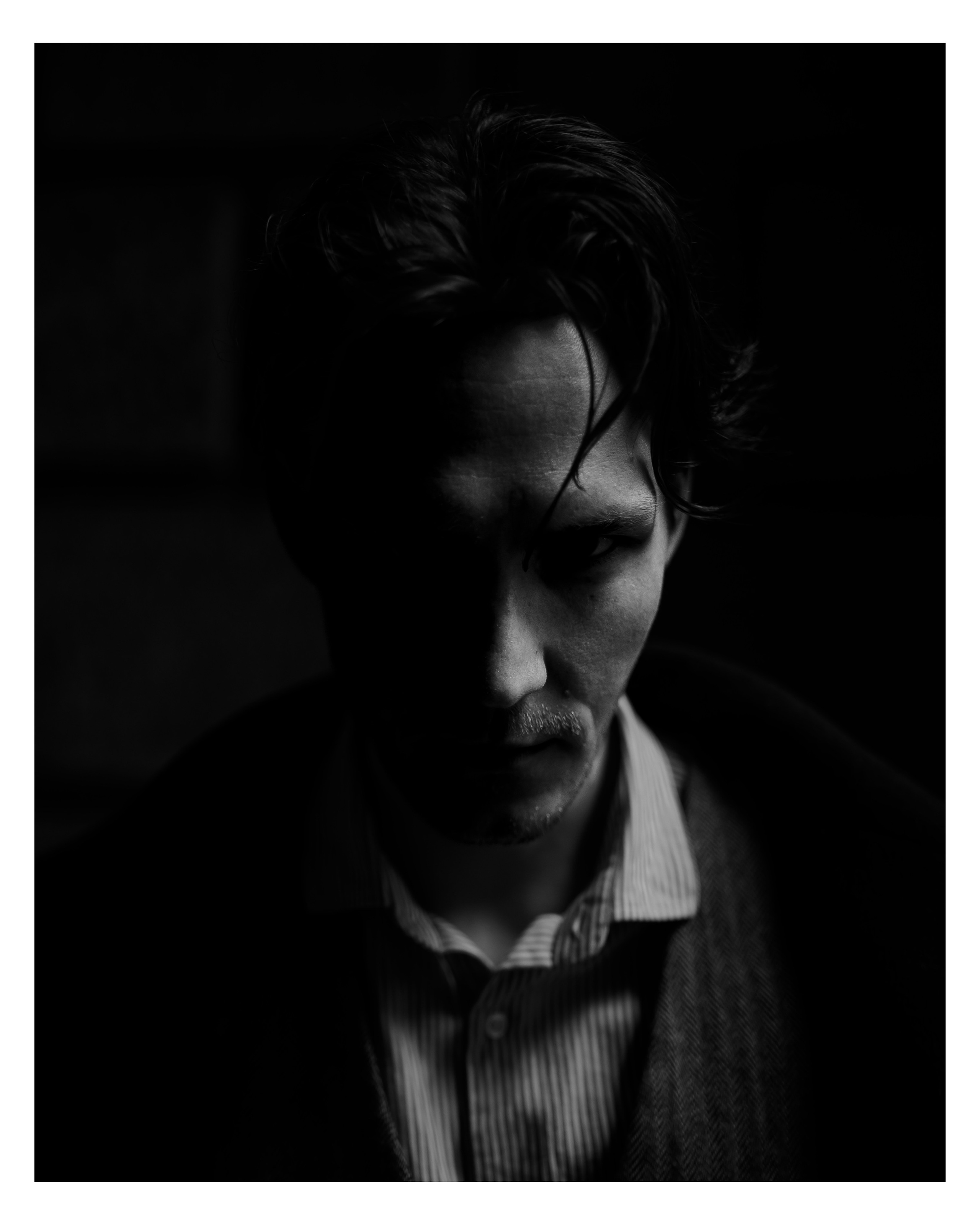 Черно-белый портрет мужчины в низком ключе с естественным светом