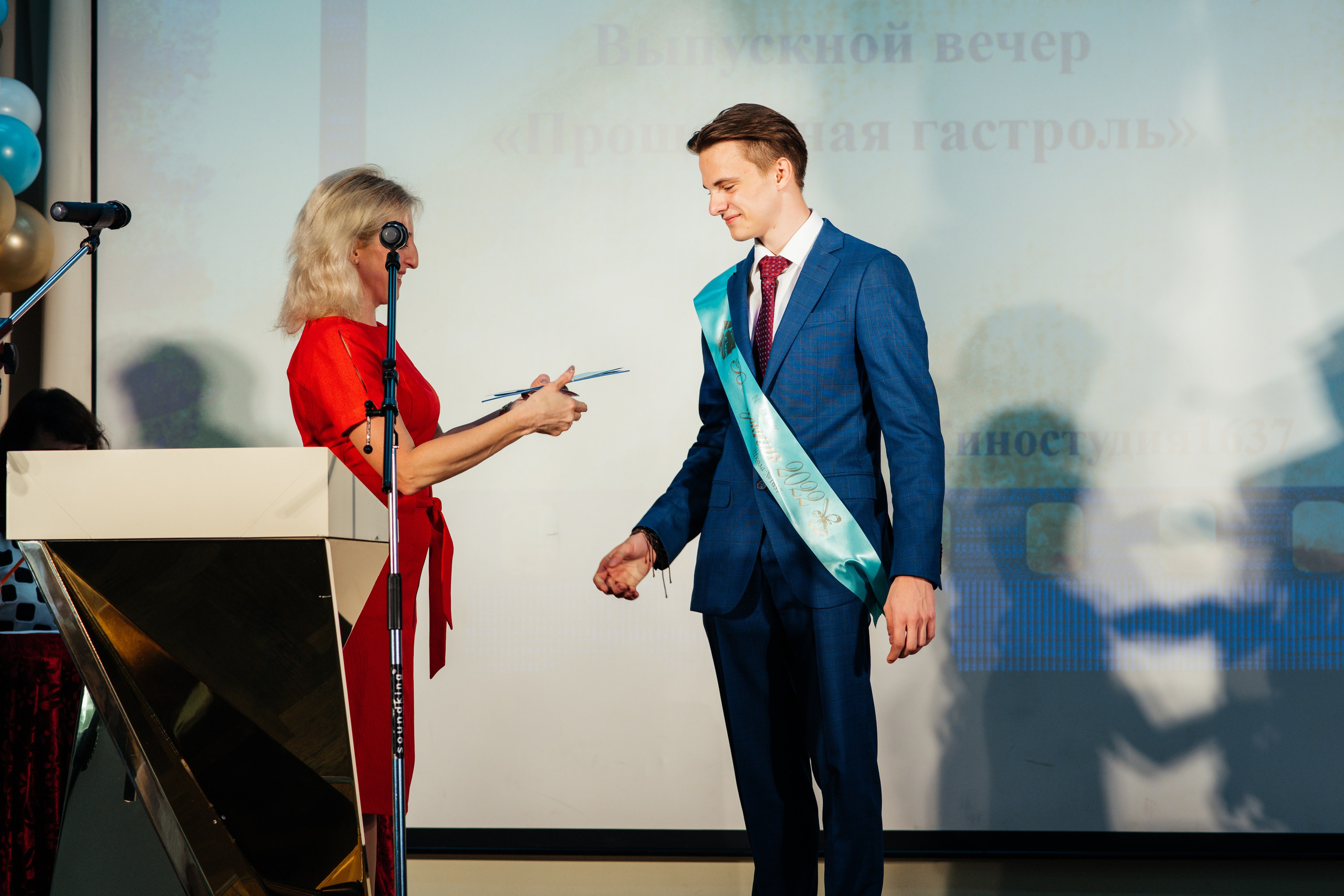 Вручение аттестатов. Выпускные альбомы в Подольске Москве и МО