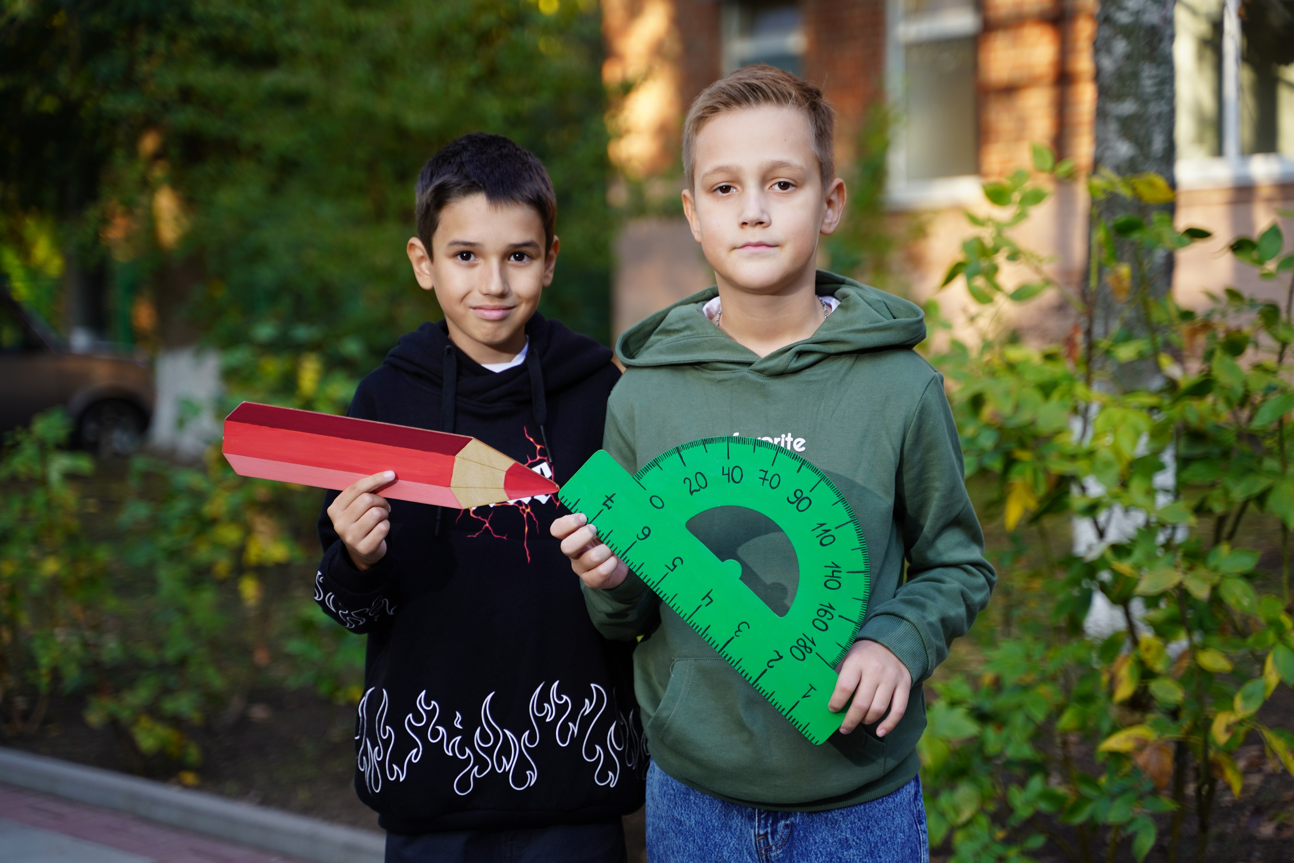 Фото с другом. MEMENTO.Выпускные альбомы, школьные, юбилейные и другие книги. Ростов-на-Дону