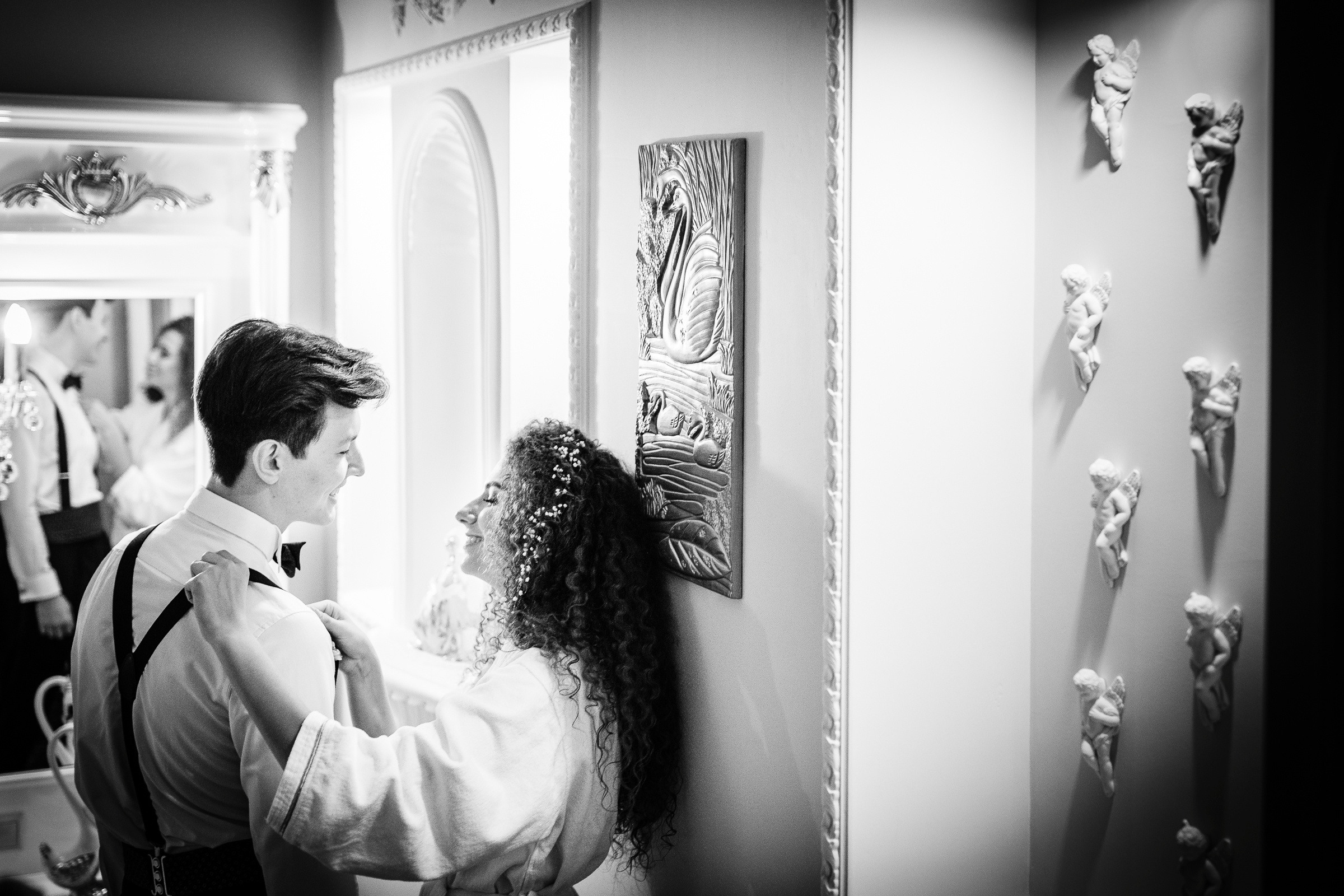 Жених и невеста собираются на свадьбу в отеле