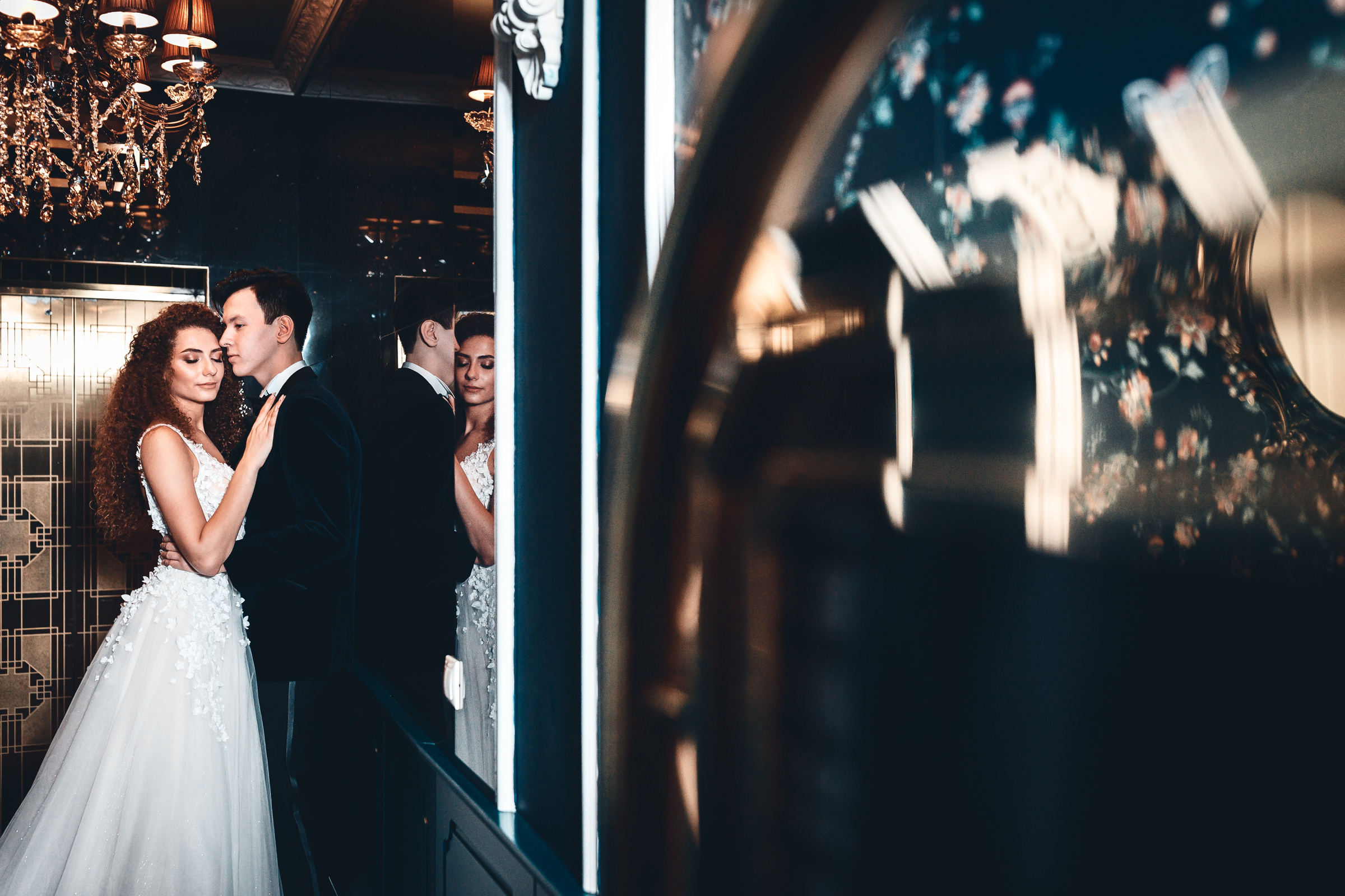 Жених и невеста позируют в отеле