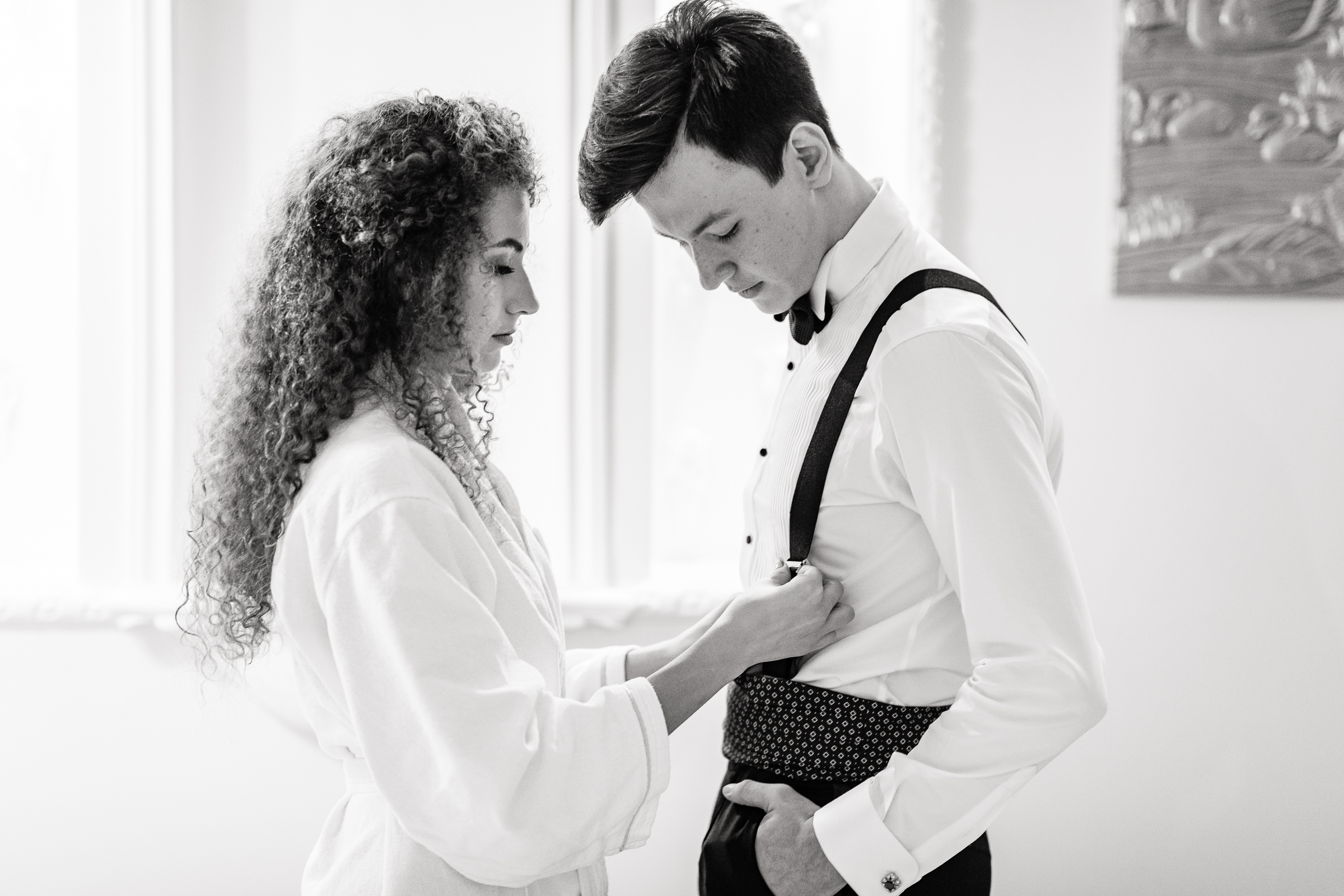 Жених и невеста собираются на свадьбу в отеле