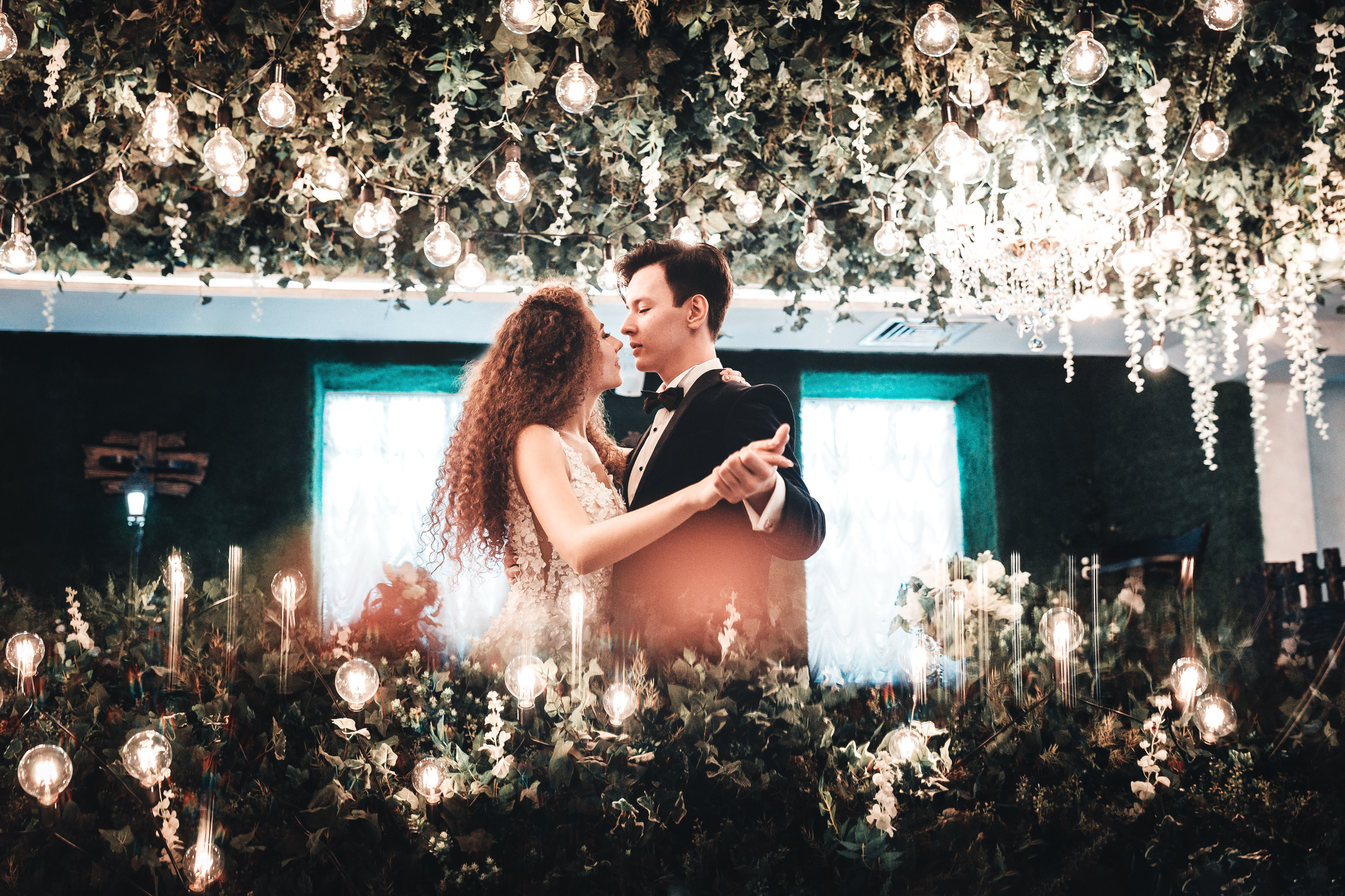 Молодожены танцуют свой первый танец