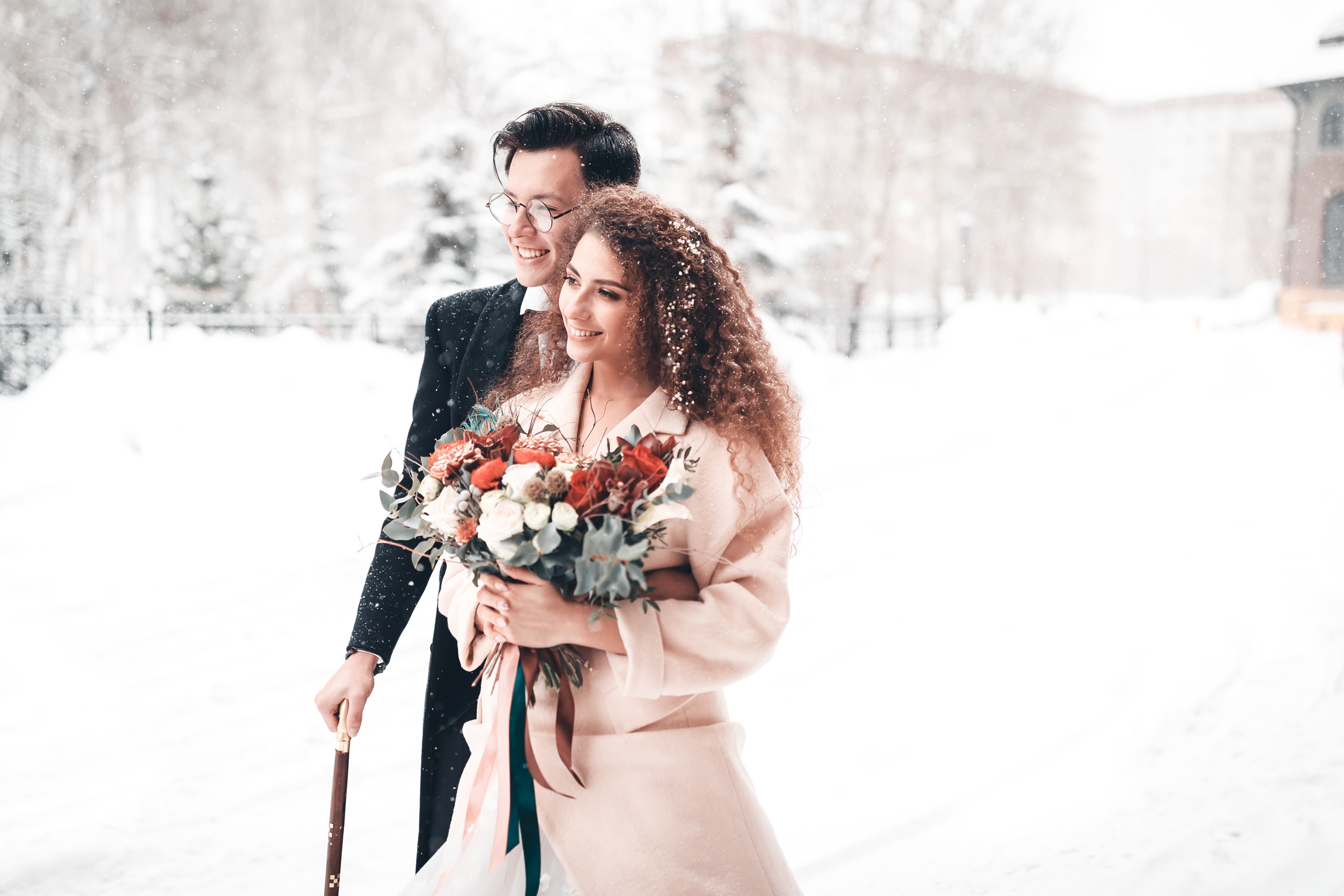 Жених и невеста вышли на прогулку зимой