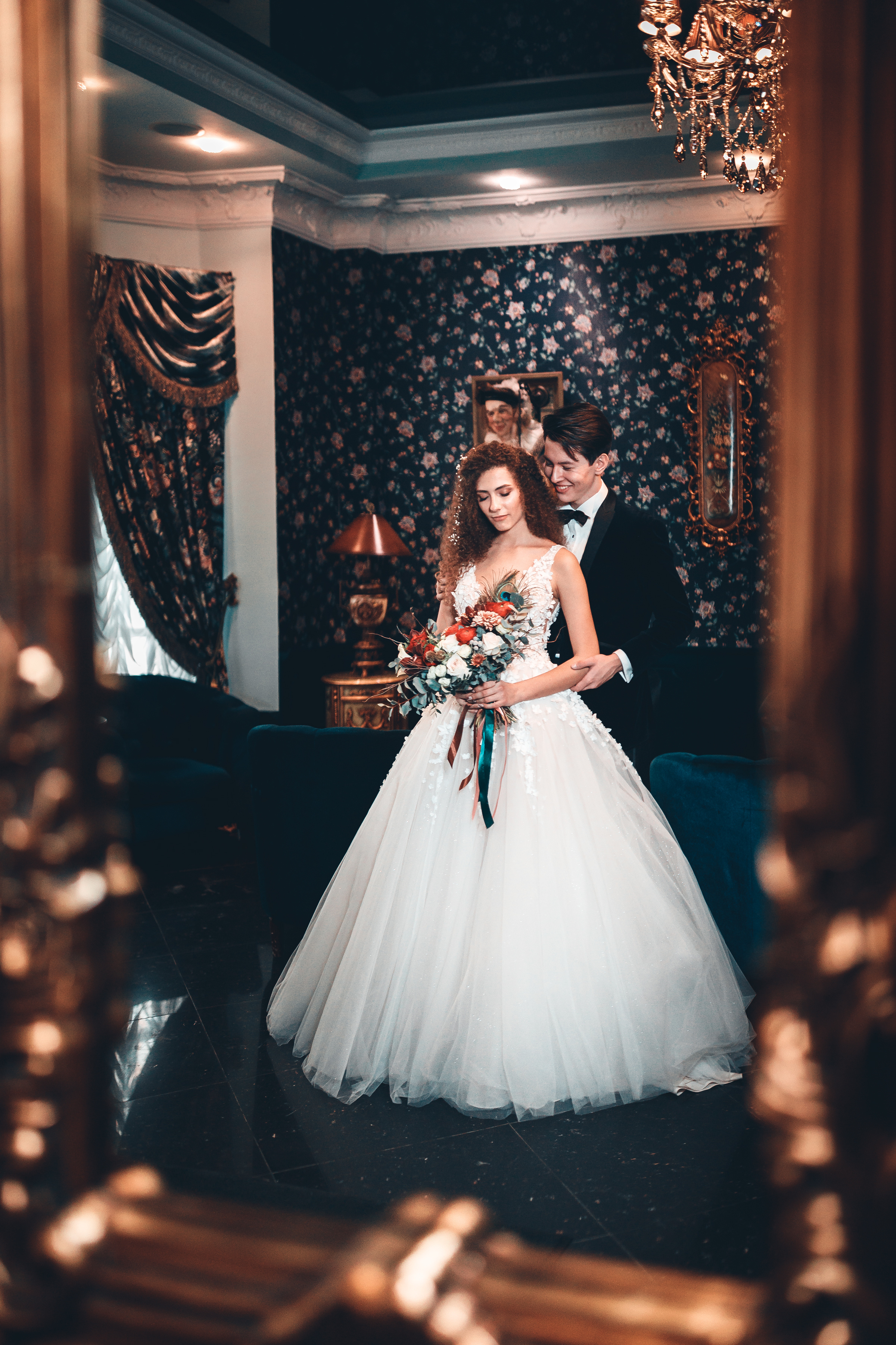 На свадьбе жених и невеста позируют